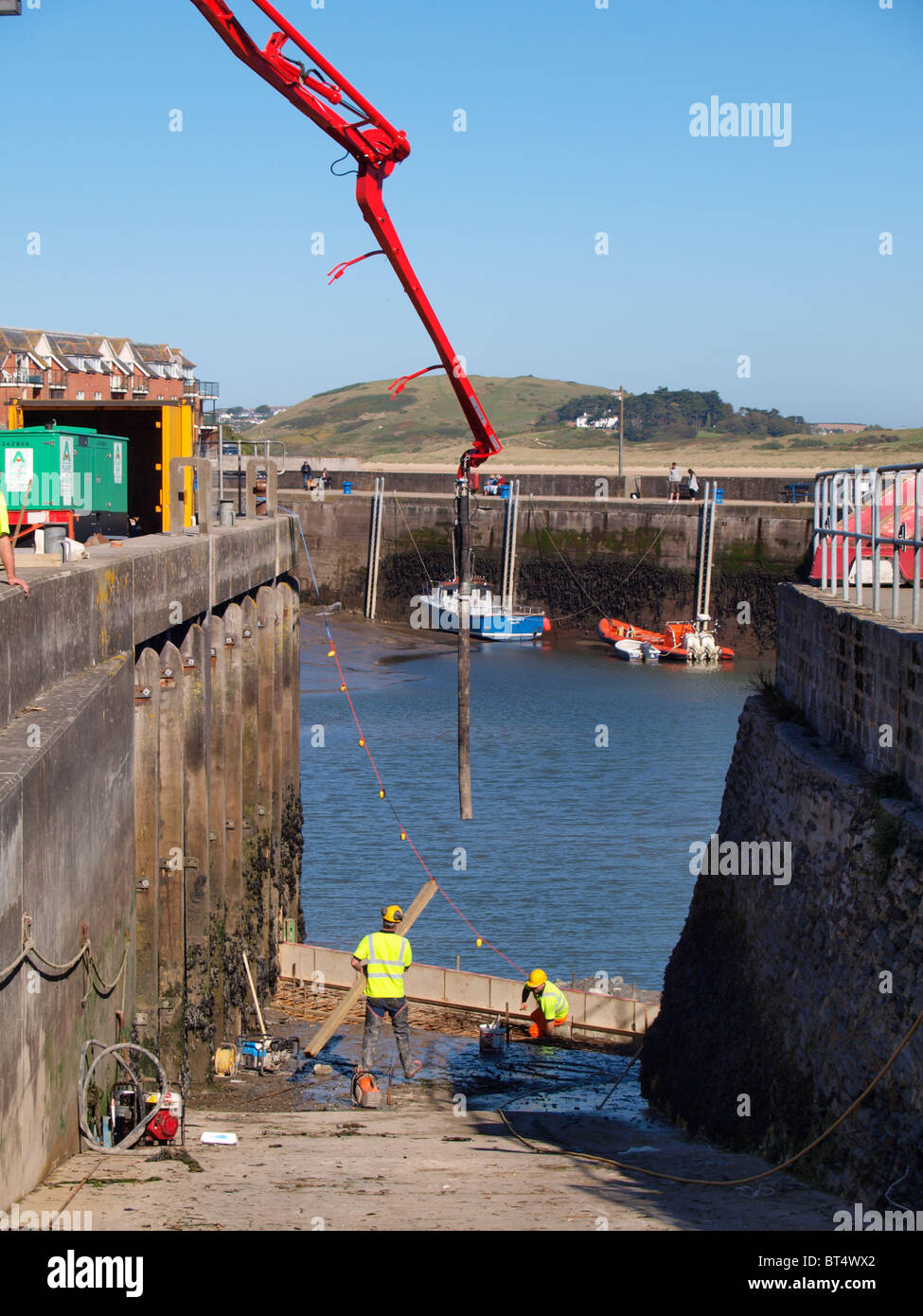 Arbeiter bei der Arbeit am Hafen, Padstow, Cornwall, UK Stockfoto