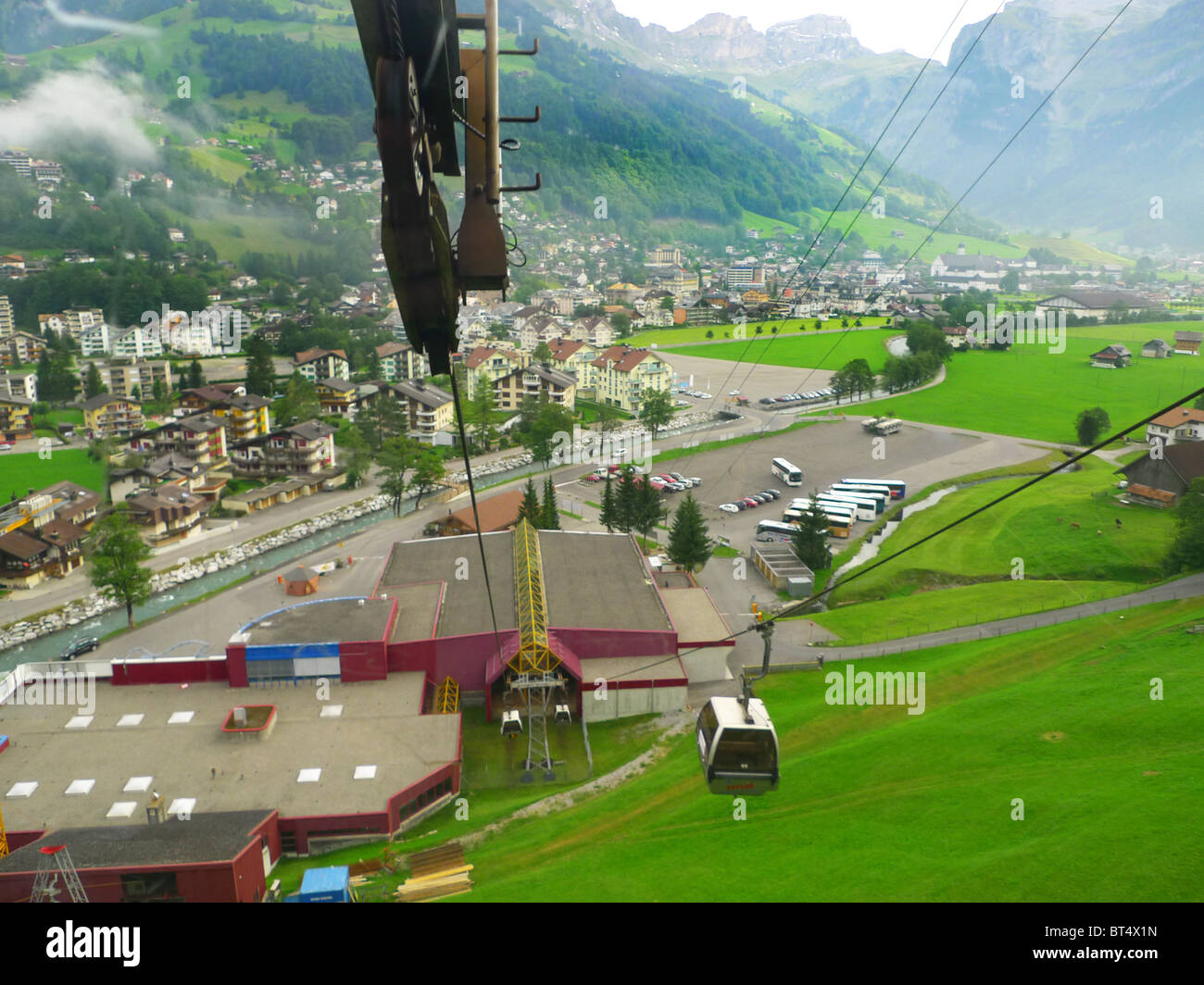 Reise Tour Tourismus Urlaub Besuch erkunden siehe Website Anblick Stadt Land Europas Schiene Bahnhofscafé Gepäck Koffer trainieren Stockfoto