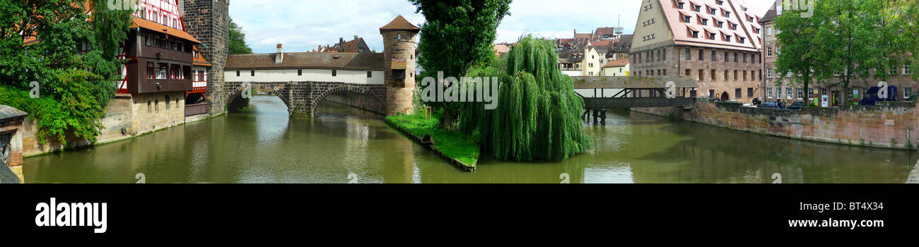 Reise Tour Tourismus Urlaub Besuch erkunden siehe Website Anblick Stadt Land Europas Schiene Bahnhofscafé Gepäck Koffer trainieren Stockfoto