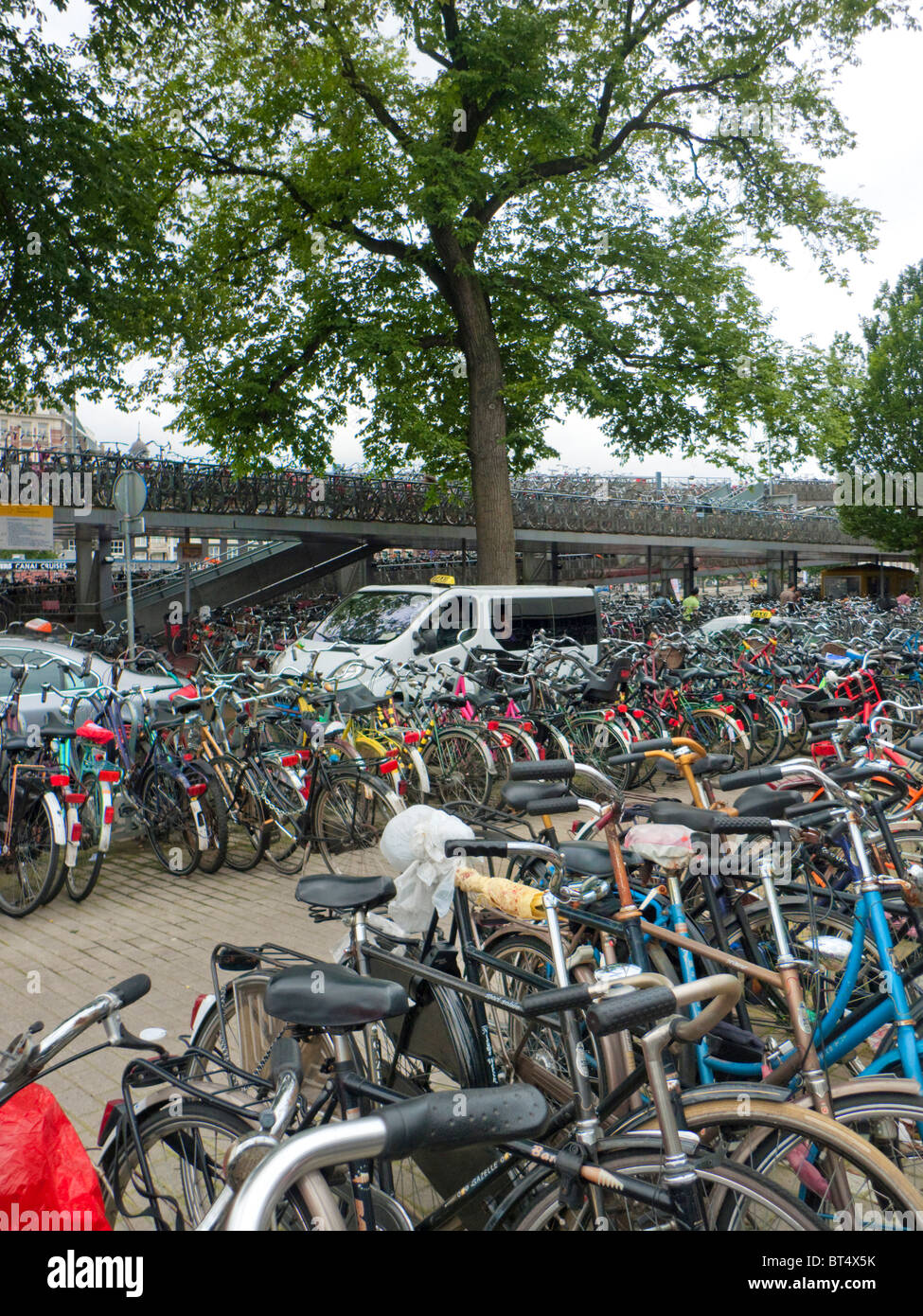 Amsterdam Fahrrad Fahrrad Transport Reisen Fahrt Park Windmühle Wind Power elektrische Energiegewinnung Urinal-Bahnhof Stockfoto