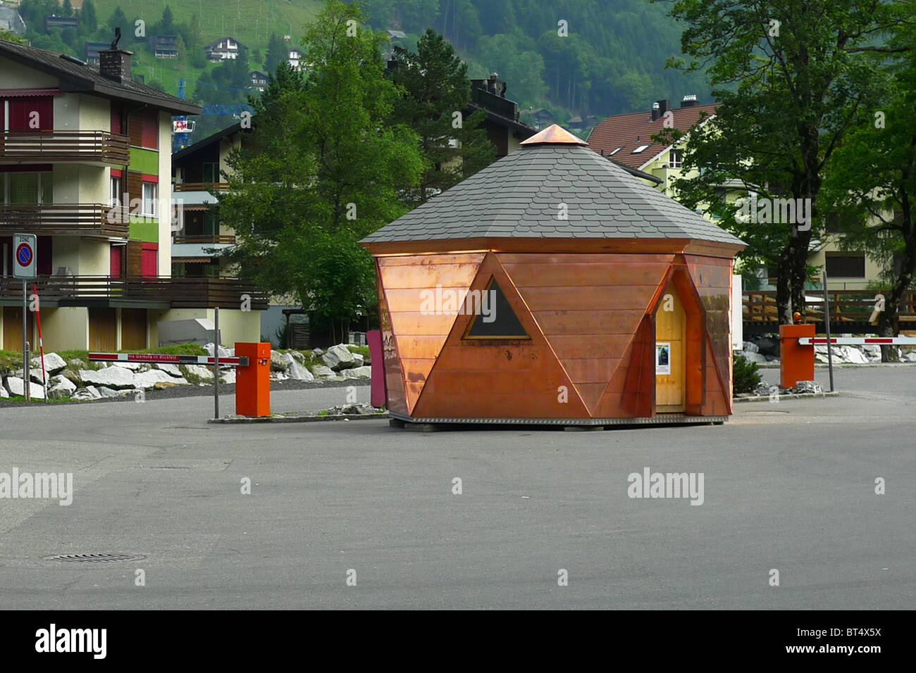 Reise Tour Tourismus Urlaub Besuch erkunden siehe Website Anblick Stadt Land Europas Schiene Bahnhofscafé Gepäck Koffer trainieren Stockfoto