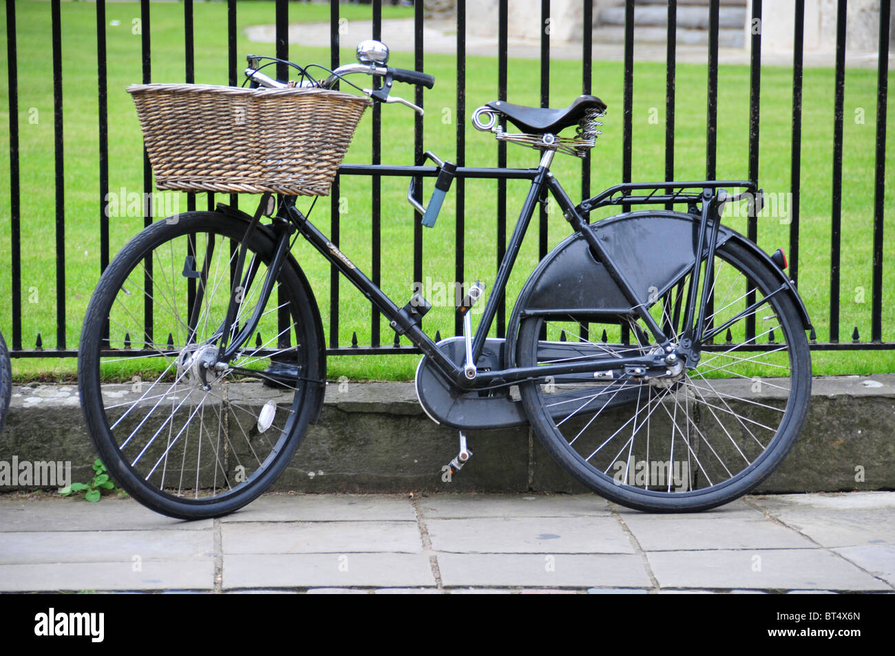 Fahrräder, angekettet an Geländer durch Radcliffe Camera, Oxford Stockfoto