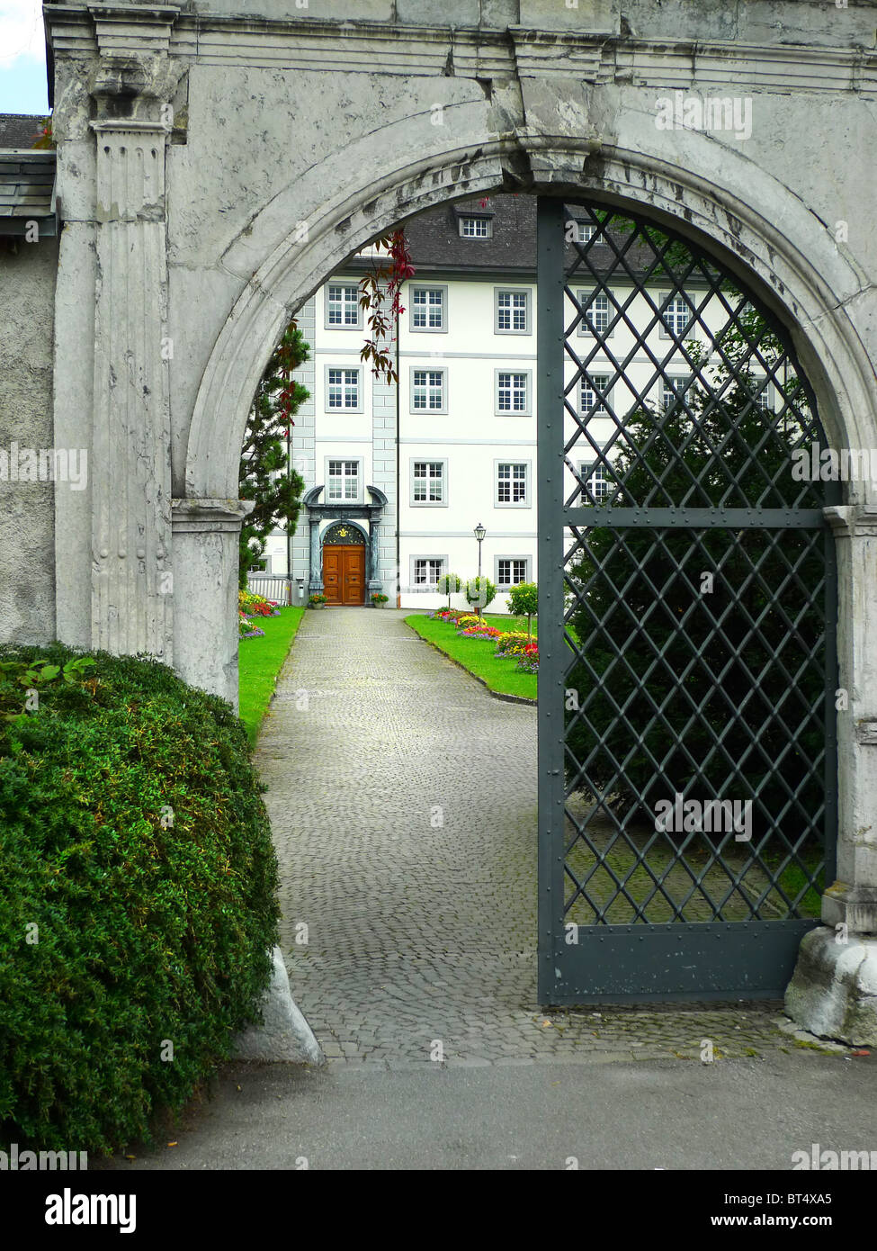 Reise Tour Tourismus Urlaub Besuch erkunden siehe Website Anblick Stadt Land Europas Schiene Bahnhofscafé Gepäck Koffer trainieren Stockfoto