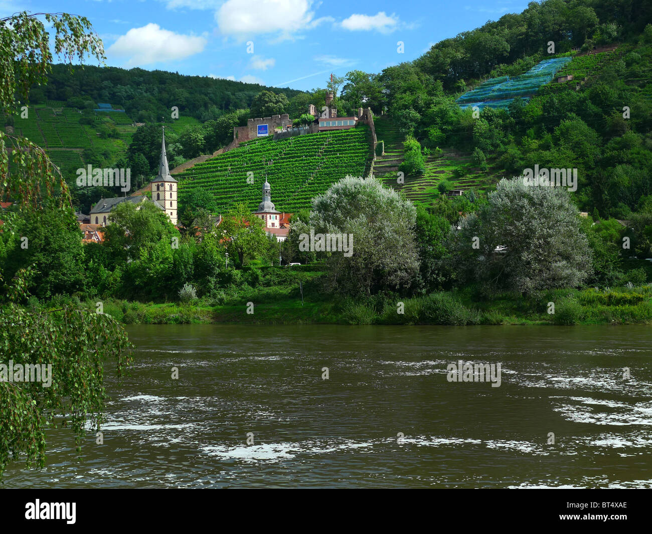 Reise Tour Tourismus Urlaub Besuch erkunden siehe Website Anblick Stadt Land Europas Schiene Bahnhofscafé Gepäck Koffer trainieren Stockfoto