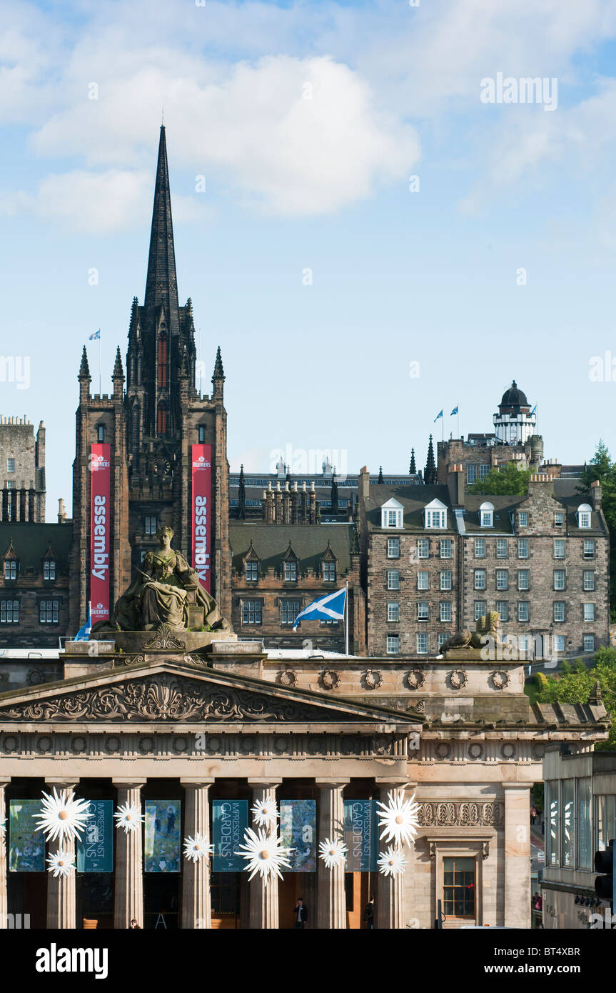 Skyline von Edinburgh mit Royal Scottish Academy (Kunstgalerie) in den Vordergrund und die alten Gebäude der Stadt im Hintergrund. Stockfoto