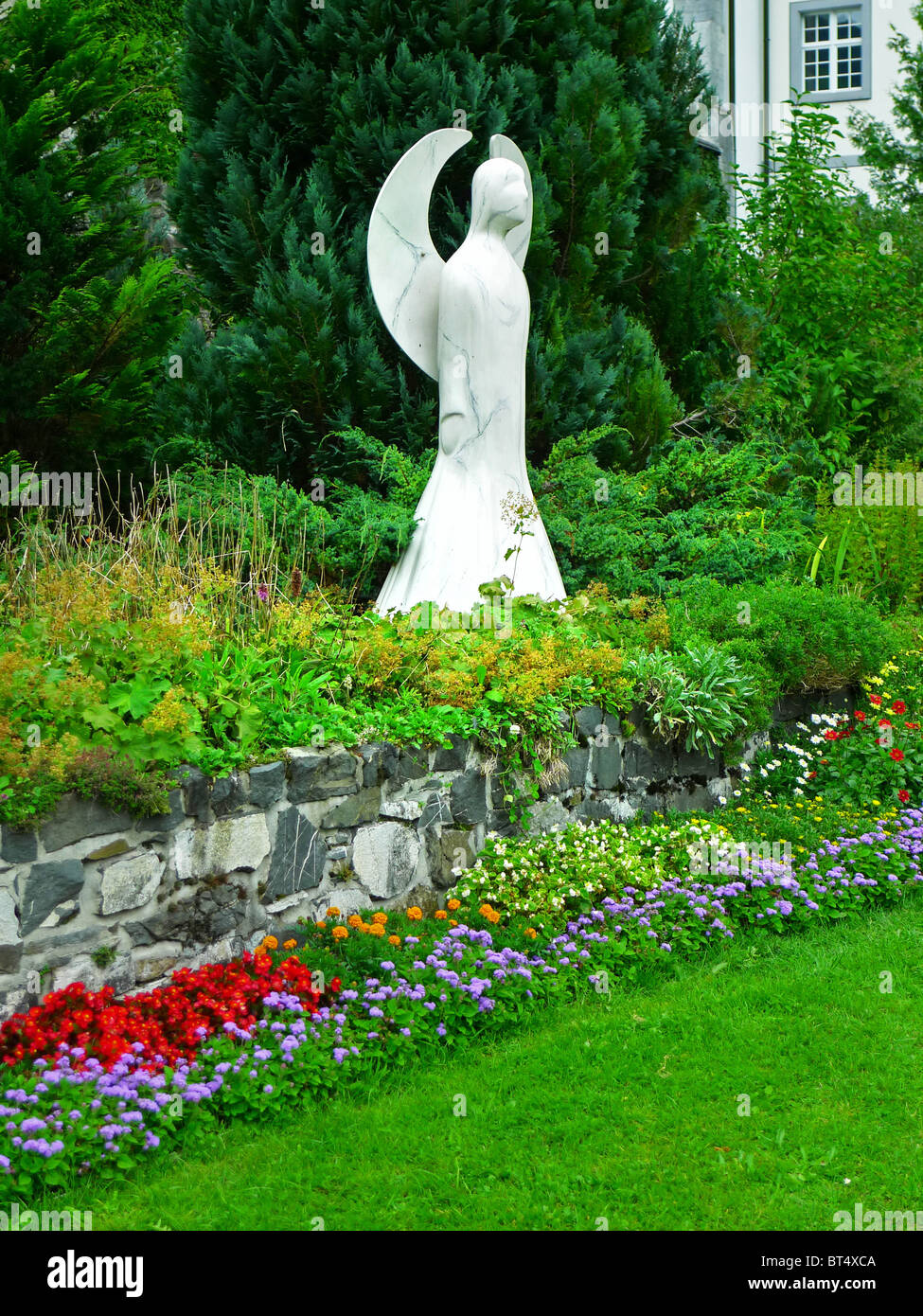 Reise Tour Tourismus Urlaub Besuch erkunden siehe Website Anblick Stadt Land Europas Schiene Bahnhofscafé Gepäck Koffer trainieren Stockfoto
