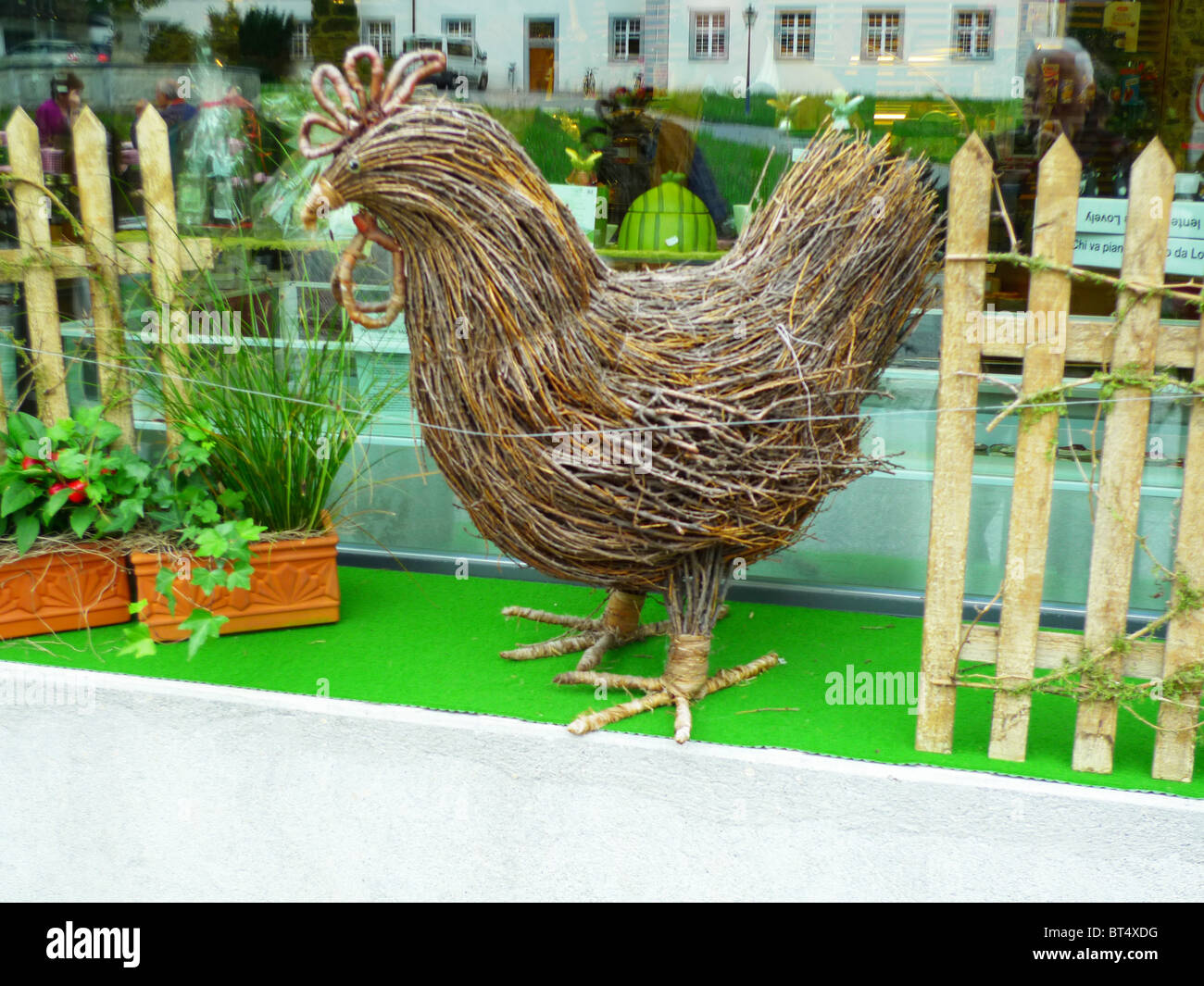 Reise Tour Tourismus Urlaub Besuch erkunden siehe Website Anblick Stadt Land Europas Schiene Bahnhofscafé Gepäck Koffer trainieren Stockfoto