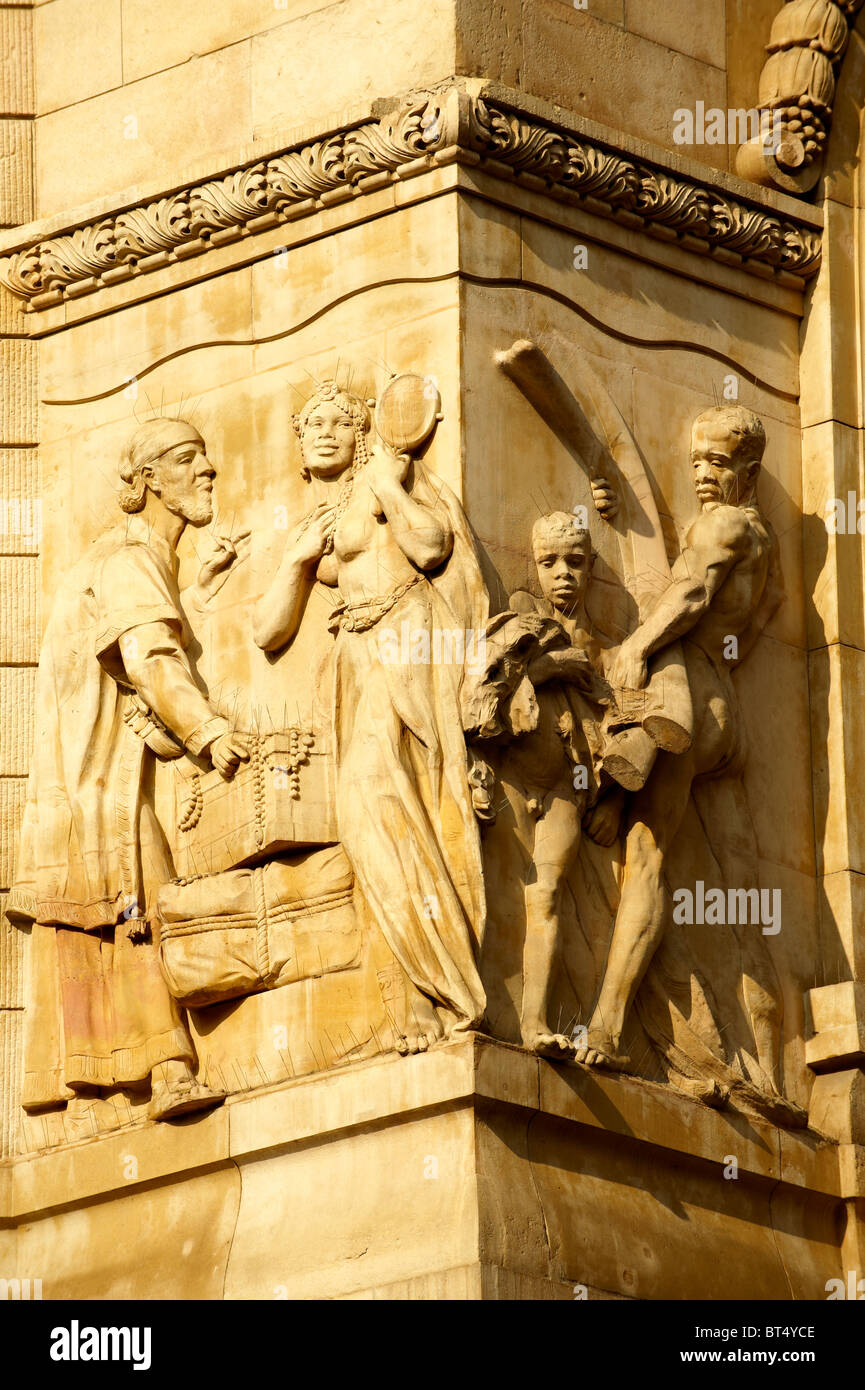 Bas-Relief-Skulpturen auf dem Gebäude der ungarischen Nationalbank, Budapest, Ungarn Stockfoto