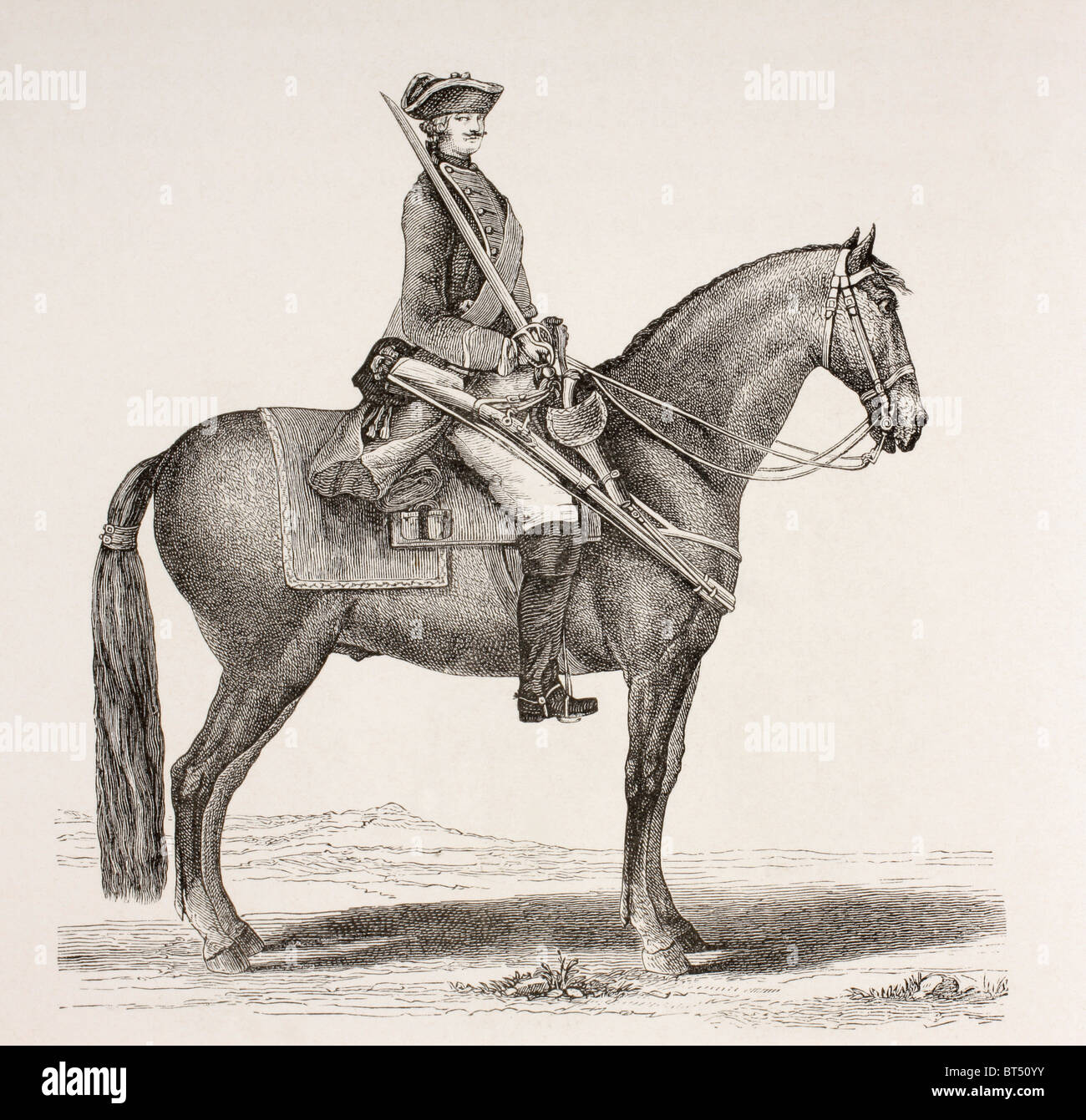Ein aus dem 18. Jahrhundert französische Kavallerie Soldat mit seinen Waffen montiert. Stockfoto