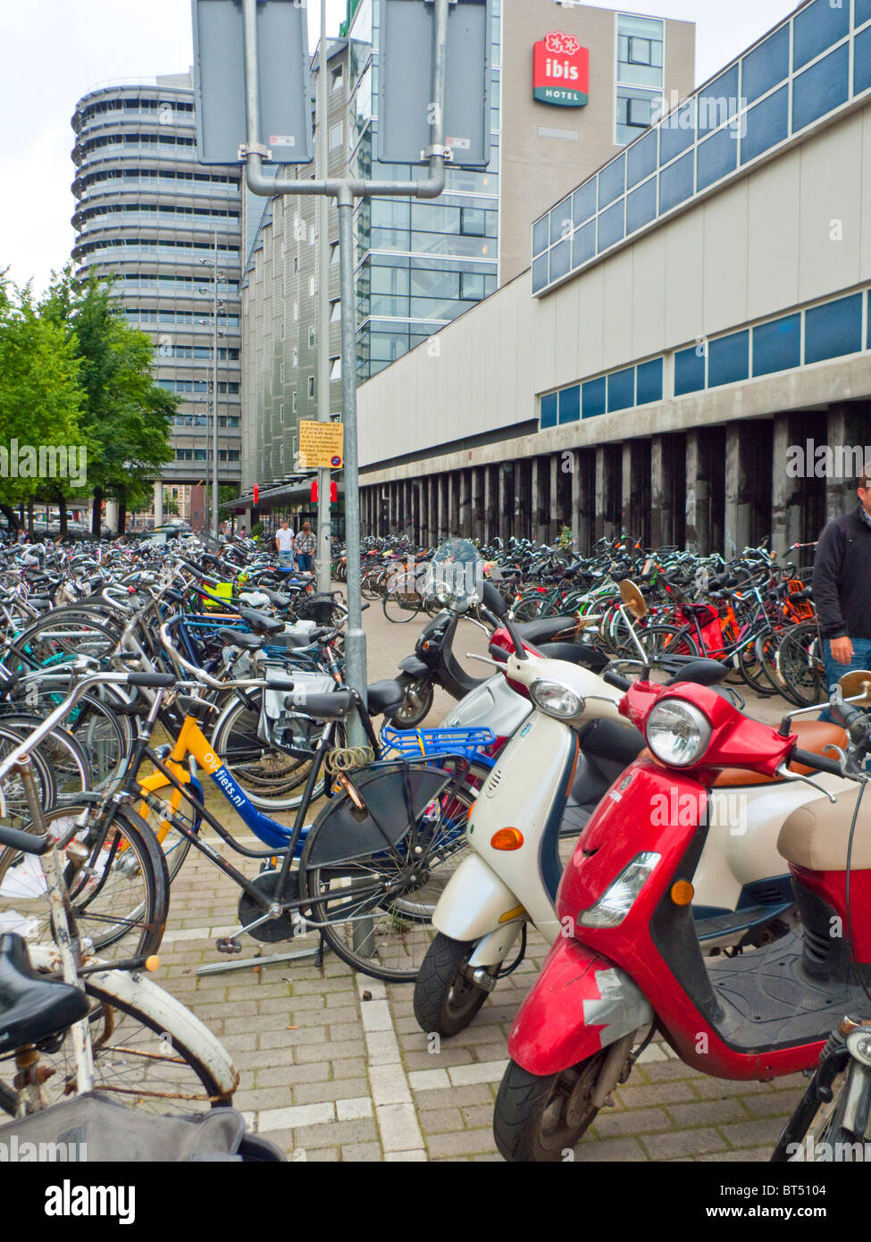 Amsterdam Fahrrad Fahrrad Transport Reisen Fahrt Park Windmühle Wind Power elektrische Energiegewinnung Urinal-Bahnhof Stockfoto