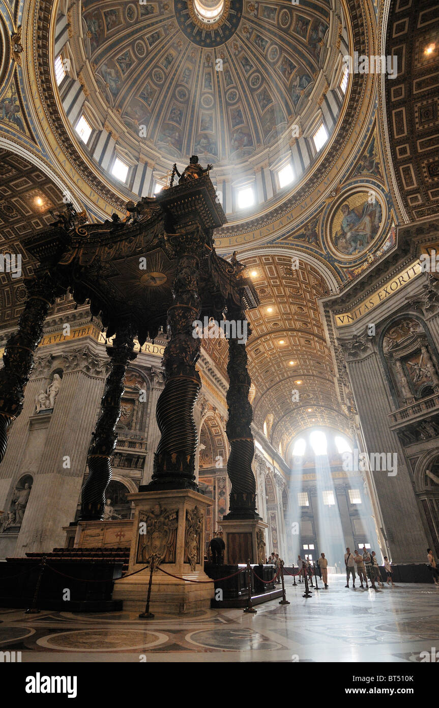 Rom. Italien. Das 17. Jahrhundert Baldacchino, 1623-34, von Gian Lorenzo Bernini, in der Basilika St. Peter. Stockfoto
