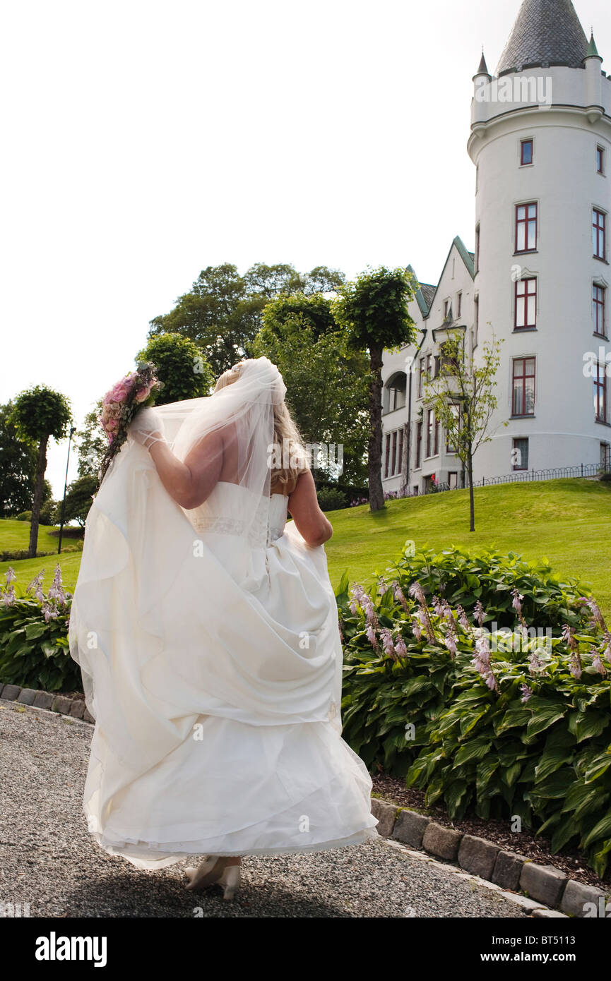 Braut zu Fuß im Park von Schloss Stockfoto