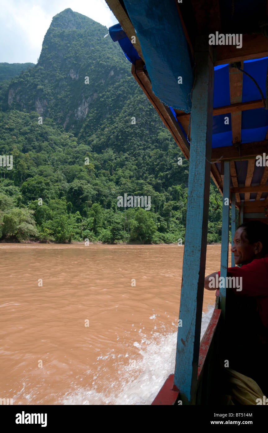 Tail Bootsfahrt entlang des Flusses Nam Ou von Hut Sa nach Nong Khiaw. Nordlaos Stockfoto