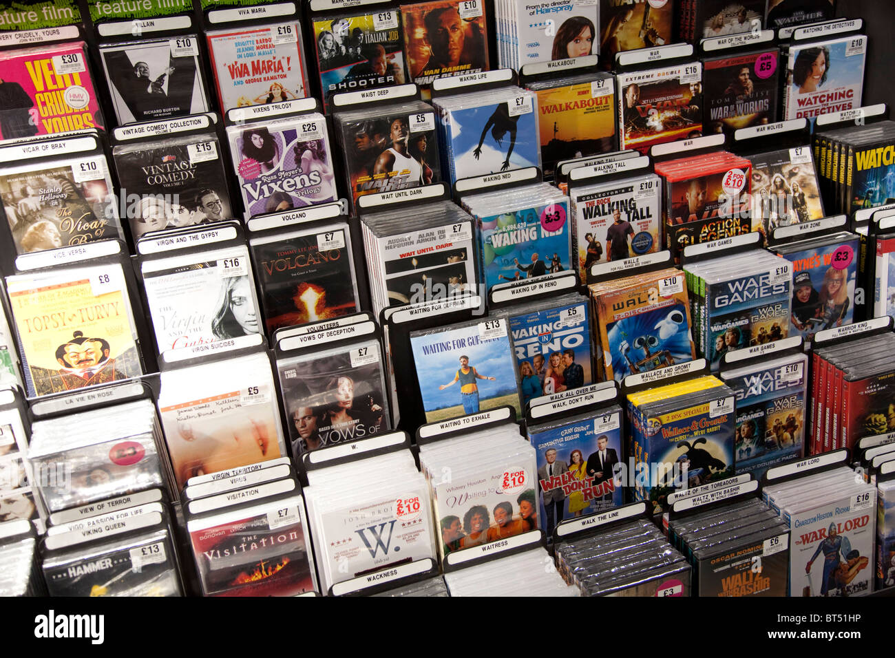 DVDs zum Verkauf in einem home-Entertainment-Store in London. Gestelle von DVD-Filmen bei HMV. Stockfoto