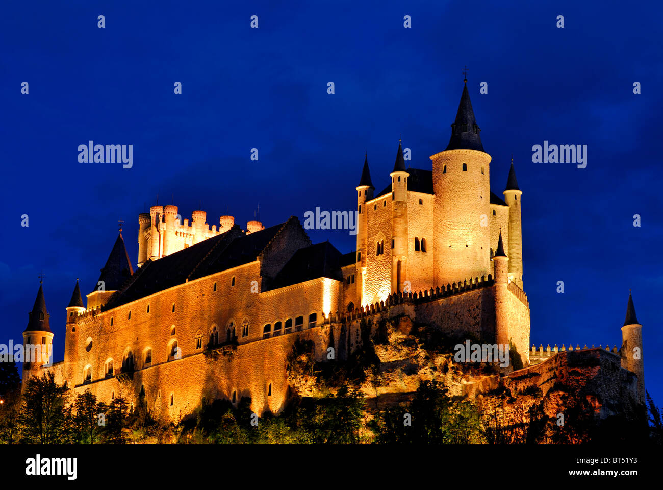 Spanien, Castilla-León: Die "Alcazar" der historischen Stadt Segovia bei Nacht Stockfoto