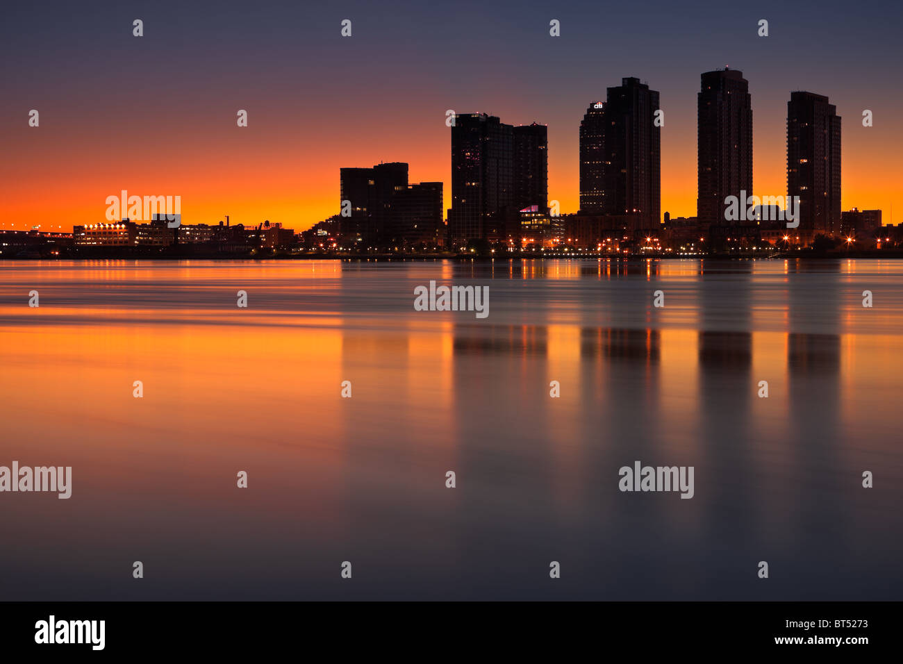 East River Sonnenaufgang mit Blick auf Long Island Stockfoto
