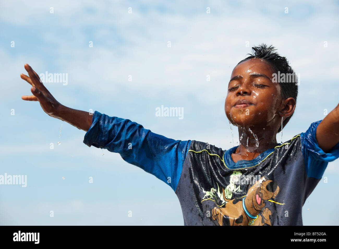 Indischer Junge nach mit Wasser bespritzt wird. Indien Stockfoto