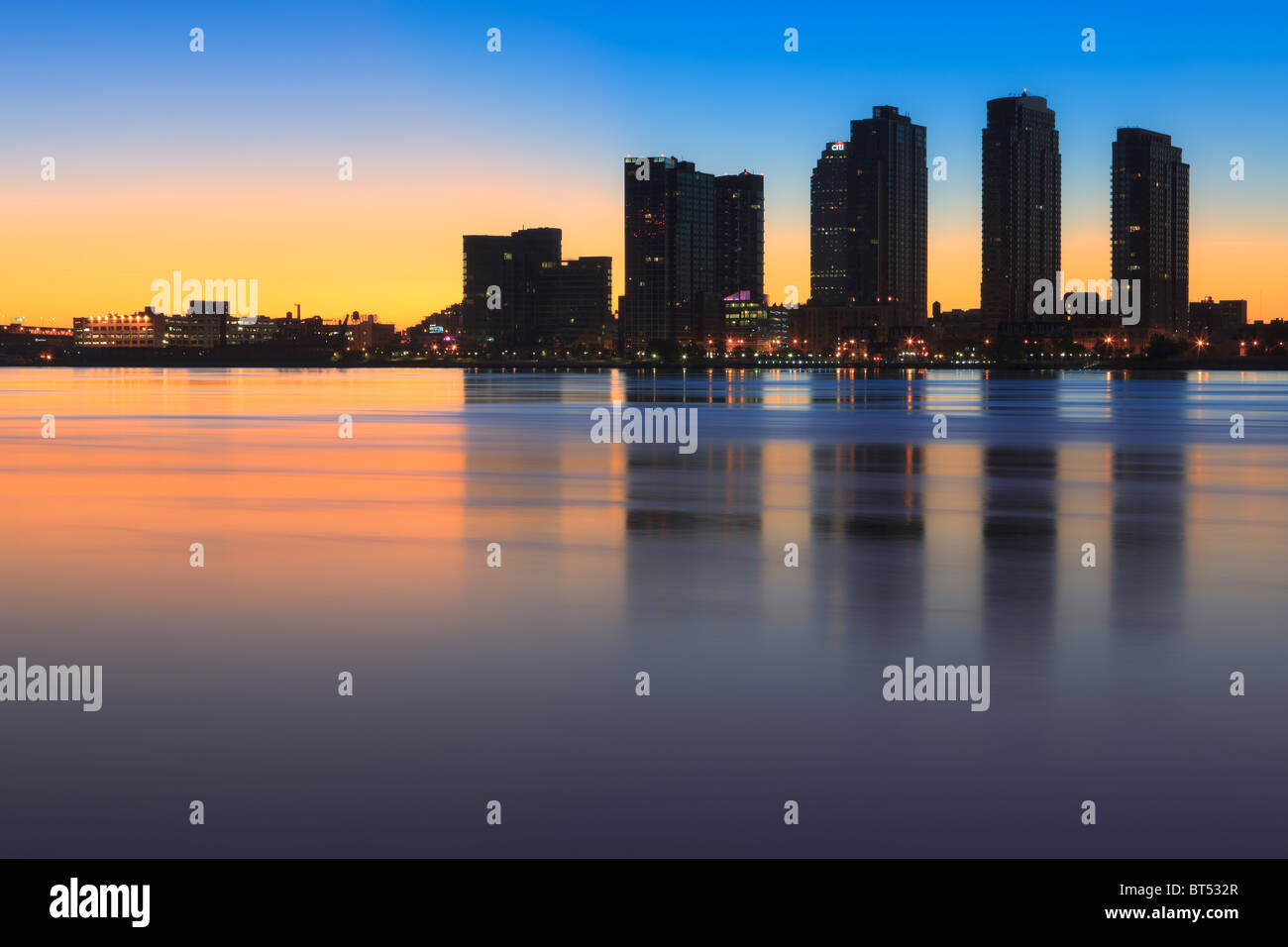 East River Sonnenaufgang mit Blick auf Long Island Stockfoto