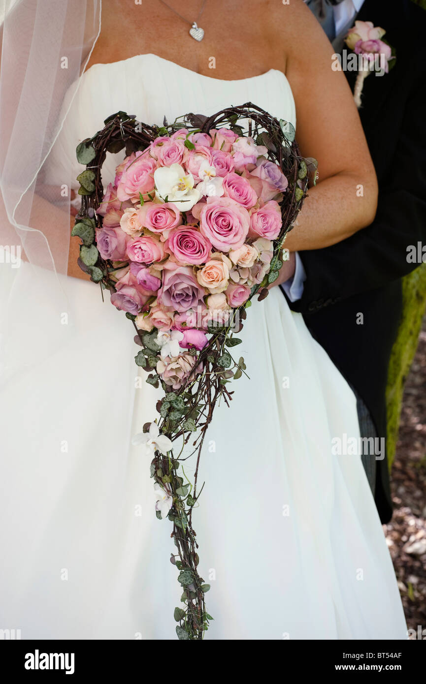 Braut hält ihren Brautstrauß Stockfoto