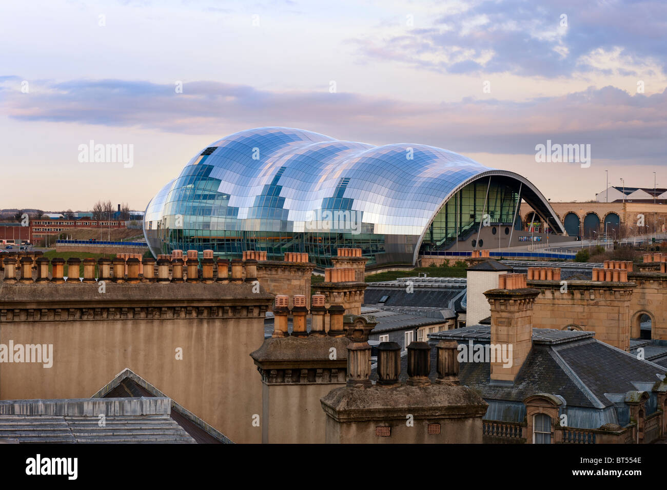 Sage Gateshead über den Dächern von Newcastle-upon-Tyne Stockfoto