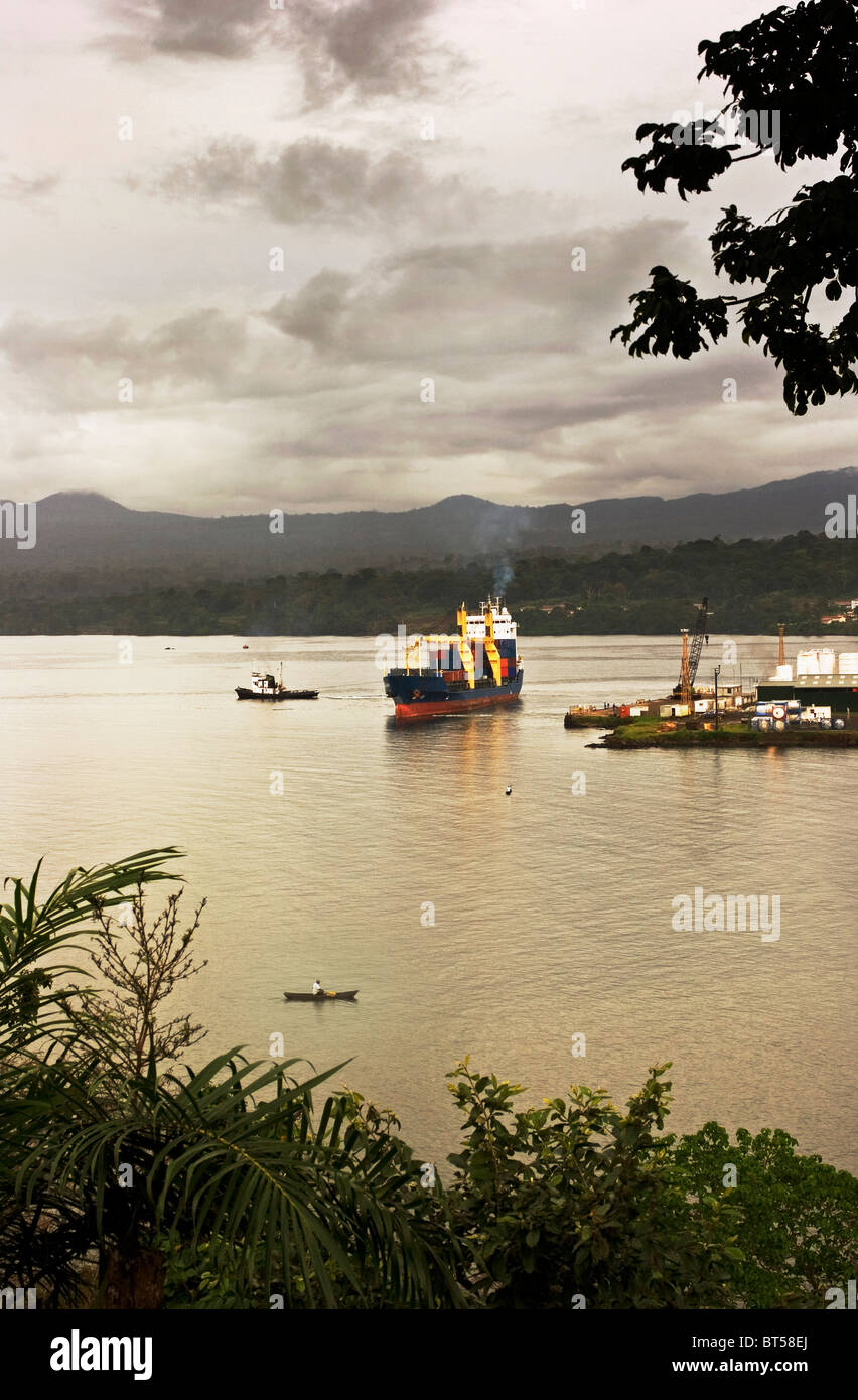 Luba Öl Freeport. Containerschiff im Hafen verlassen Stockfoto