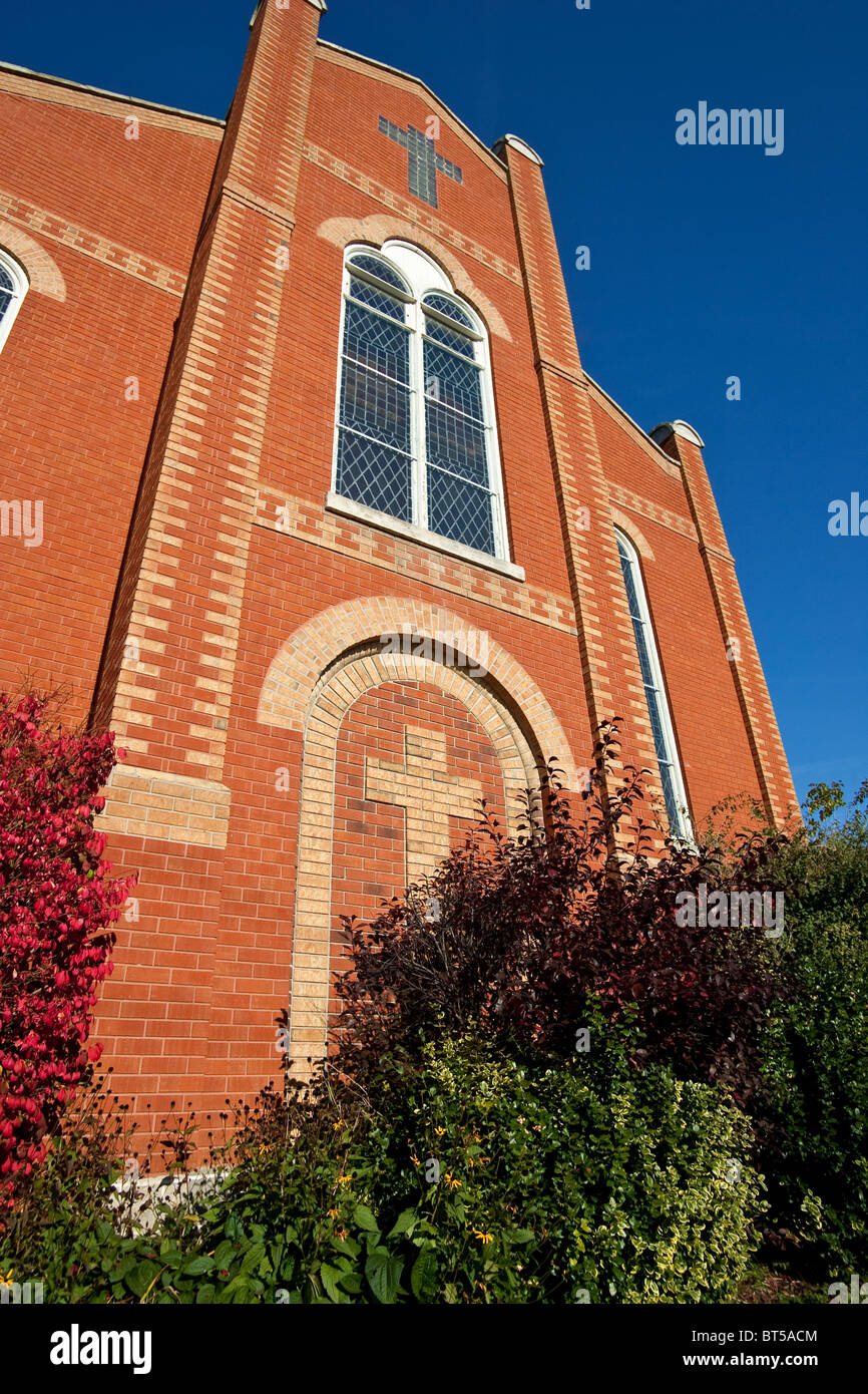 Die Vorderseite des eine moderne Kirche mit orange Ziegelstein in Elora, Ontario, Kanada Stockfoto