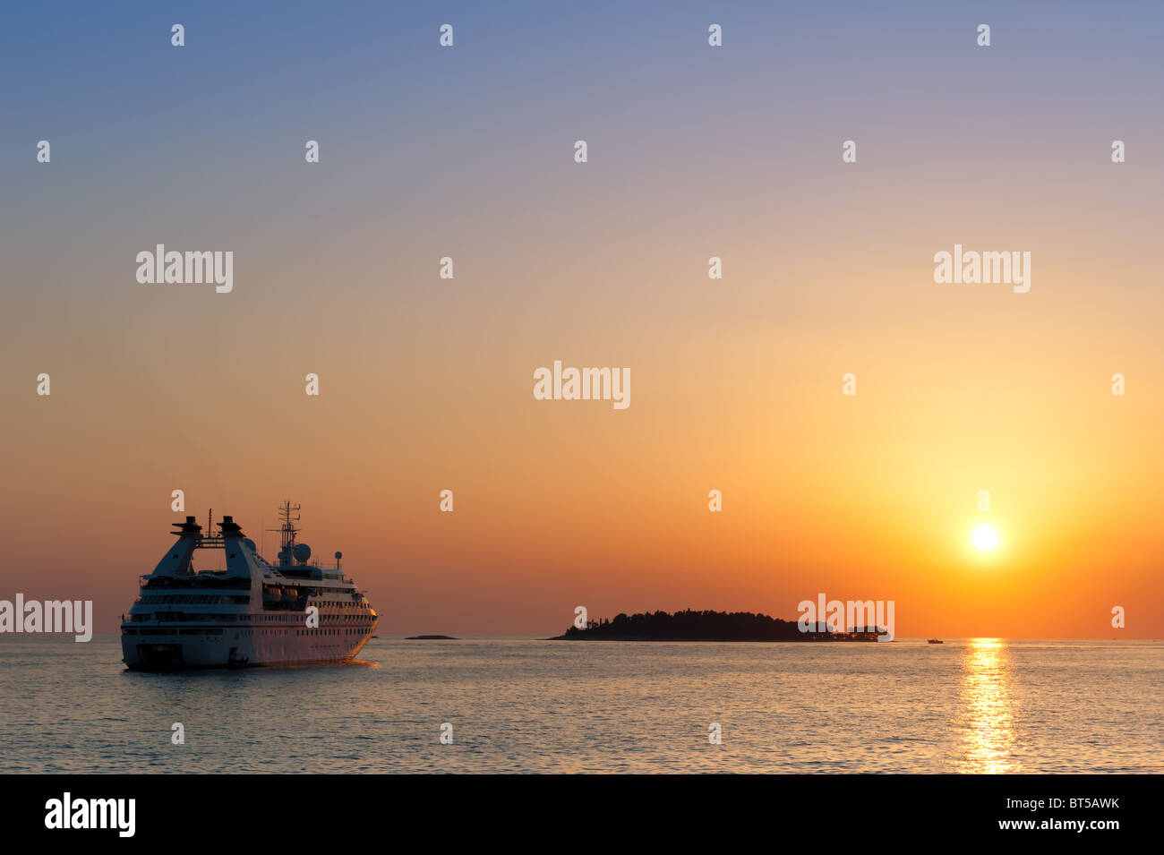 Kreuzfahrtschiff auf Sonnenuntergang in Adria Stockfoto