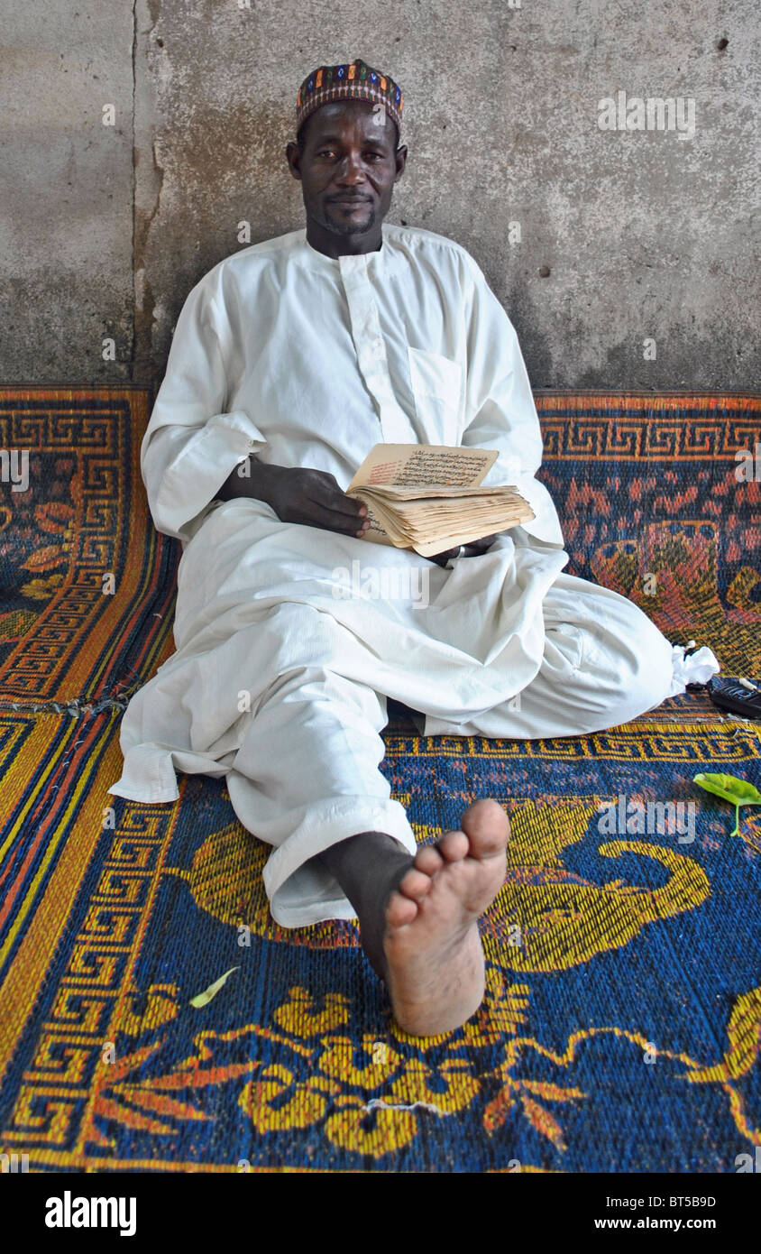 Muslimischen Mann auf Gebetsteppich in Abidjan, Elfenbeinküste Stockfoto