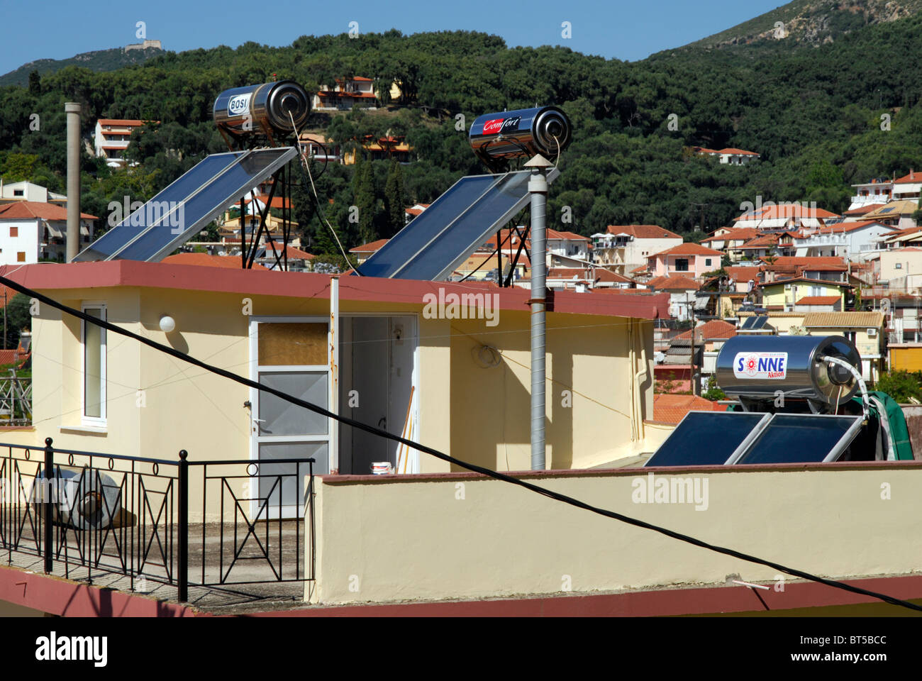 Solare Wasser-Heizpaneele und Sammler auf Dächern in Parga, Epirus, Griechenland Stockfoto