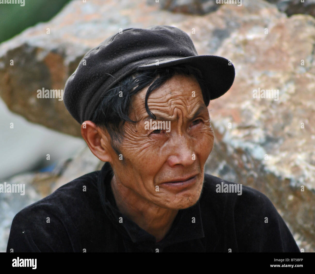 Vietnamesische Senior mit faltigen Gesicht in der Nähe von Sapa, Vietnam Stockfoto