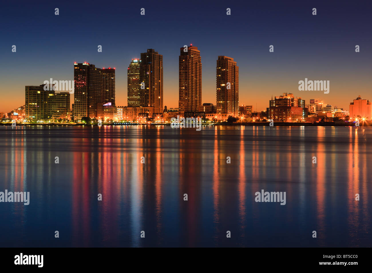 East River Sonnenaufgang mit Blick auf Long Island Stockfoto