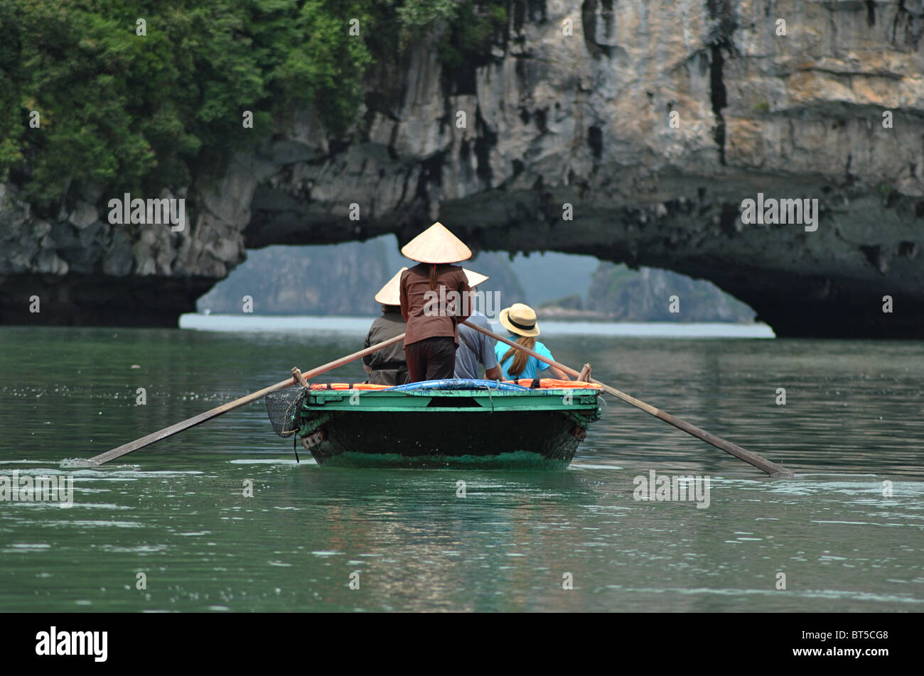 Touristen auf einem Boot in der Halong Bucht, Vietnam Stockfoto