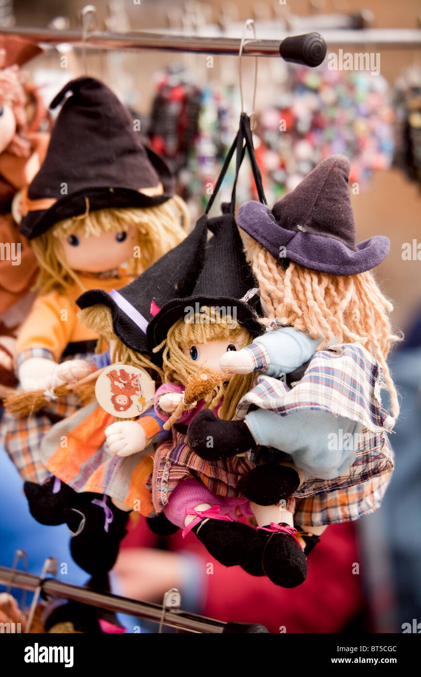 Hexen-Puppen-Souvenirs zum Verkauf in Domplatz in St James de Compostela Glaicia Spanien Stockfoto