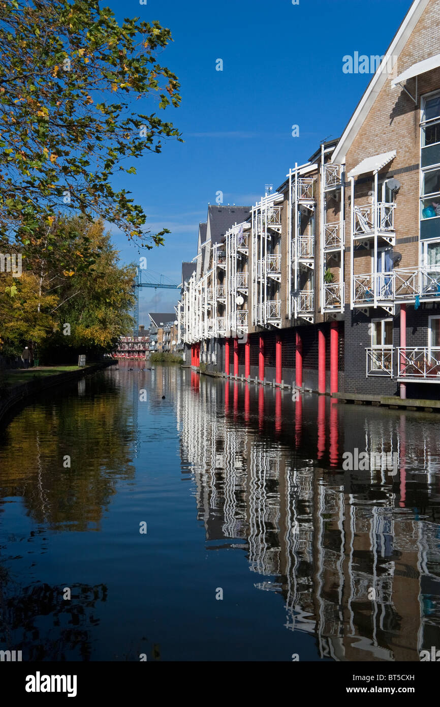 Der Grand Union Canal (Paddington Arm) mit modernen Waterside Apartments, West Kilburn, London, England, Großbritannien Stockfoto