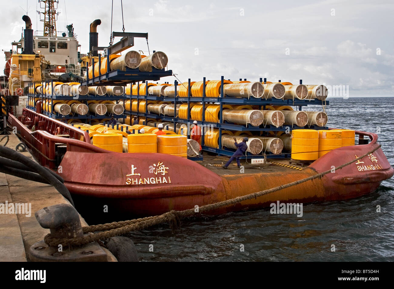Luba Öl Freeport. Stauer laden Tauchpumpe Schläuche auf Versorgung Boot für den Einsatz in Offshore-Ölförderung Stockfoto