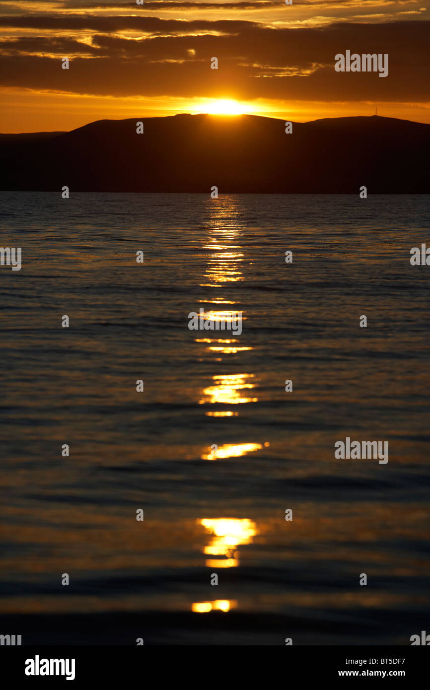 Sonnenuntergang hinter Höhle Hügel über Belfast Lough Nordirland Vereinigtes Königreich Stockfoto