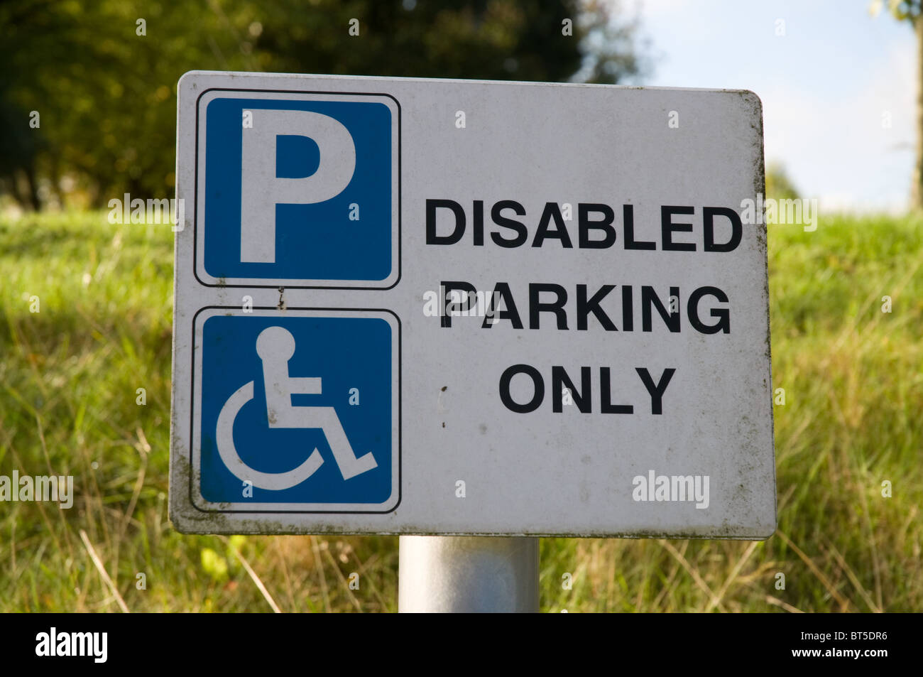 Behinderten Parkplatz Schild für blue-Badge Inhaber in einem Parkhaus Stockfoto