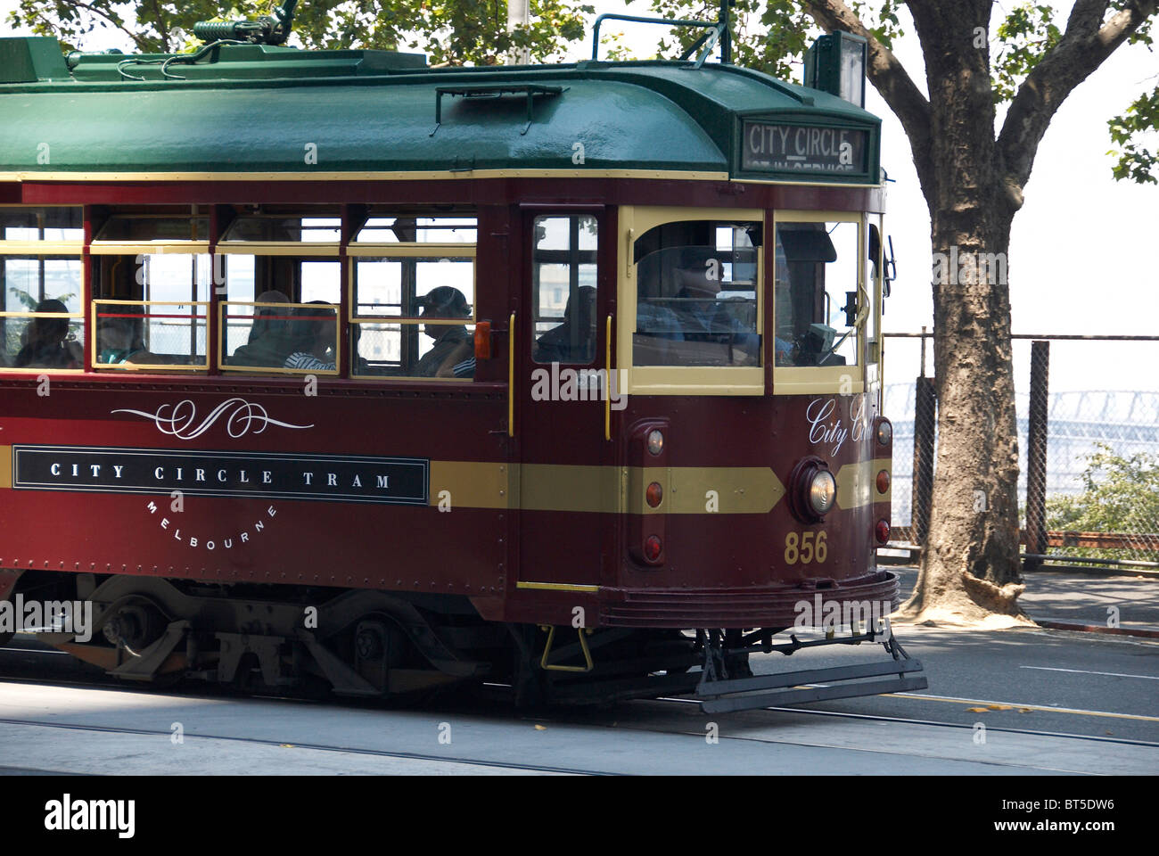 Melbourne Straßenbahnlinien gehen Sie zu oder von der Stadt und auch Melbourne W Klasse Straßenbahn auf der City Circle Line Stockfoto