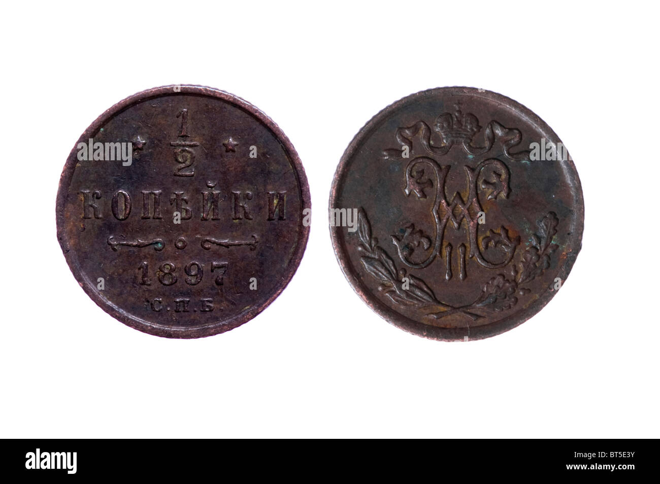 Objekt auf weiß - Russland Münzen aus der Kaiserzeit mit Rost hautnah Stockfoto