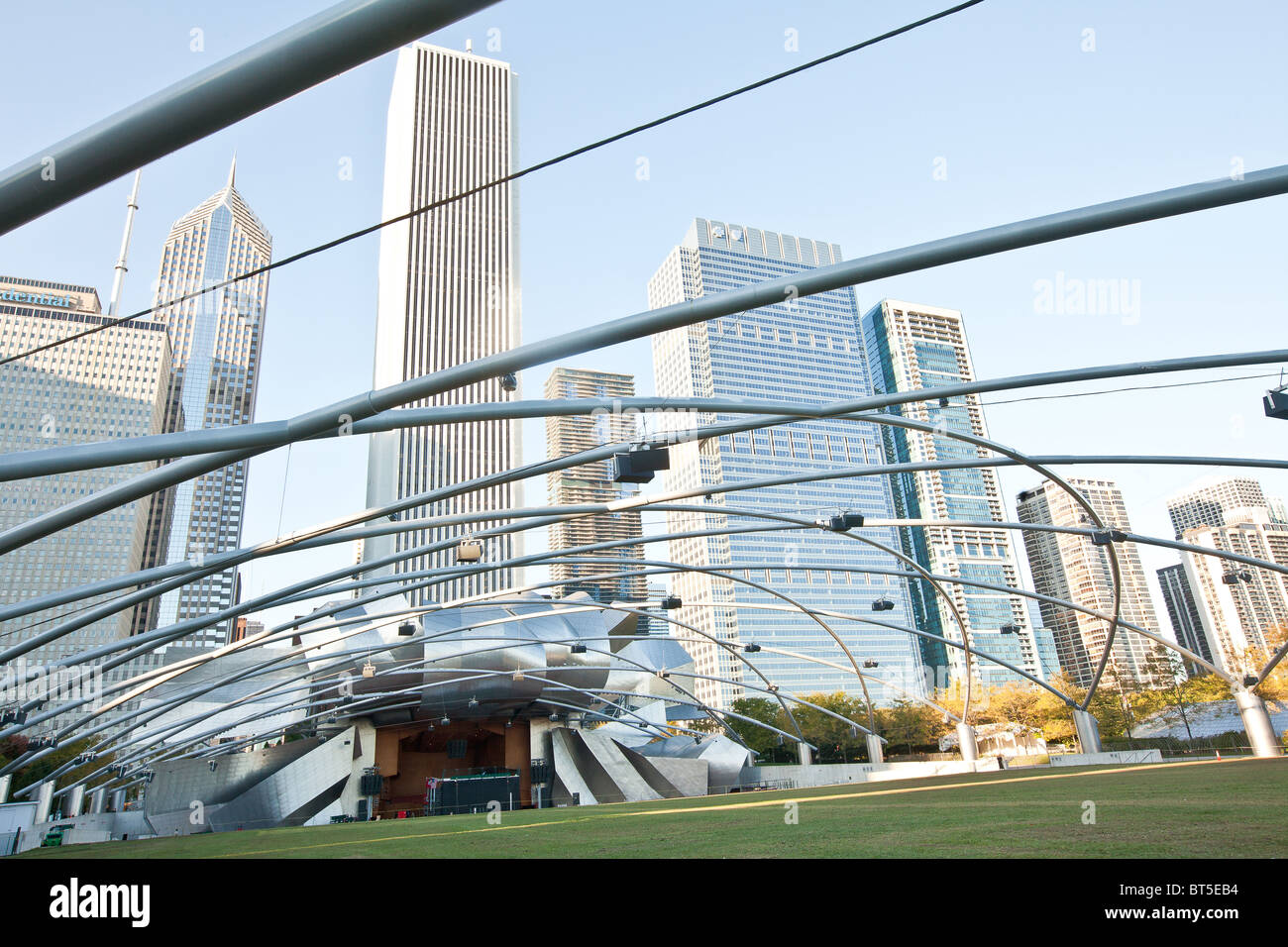 Jay Pritzker Pavilion, entworfen von Frank Gehry im Millennium Park in Chicago, IL, USA. Stockfoto