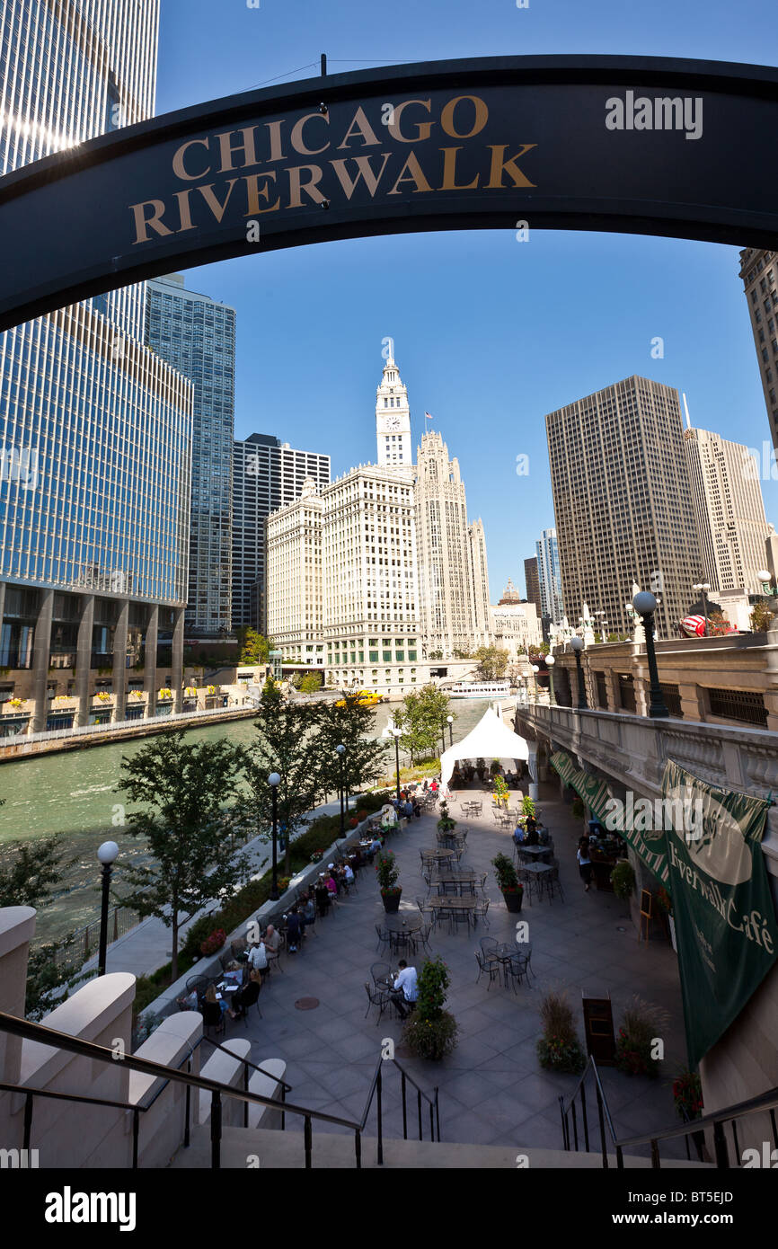 Chicago Tribune und Wrigley Gebäude entlang der Michigan Avenue mit Blick auf den Chicago River und Riverwalk Chicago, IL, USA. Stockfoto