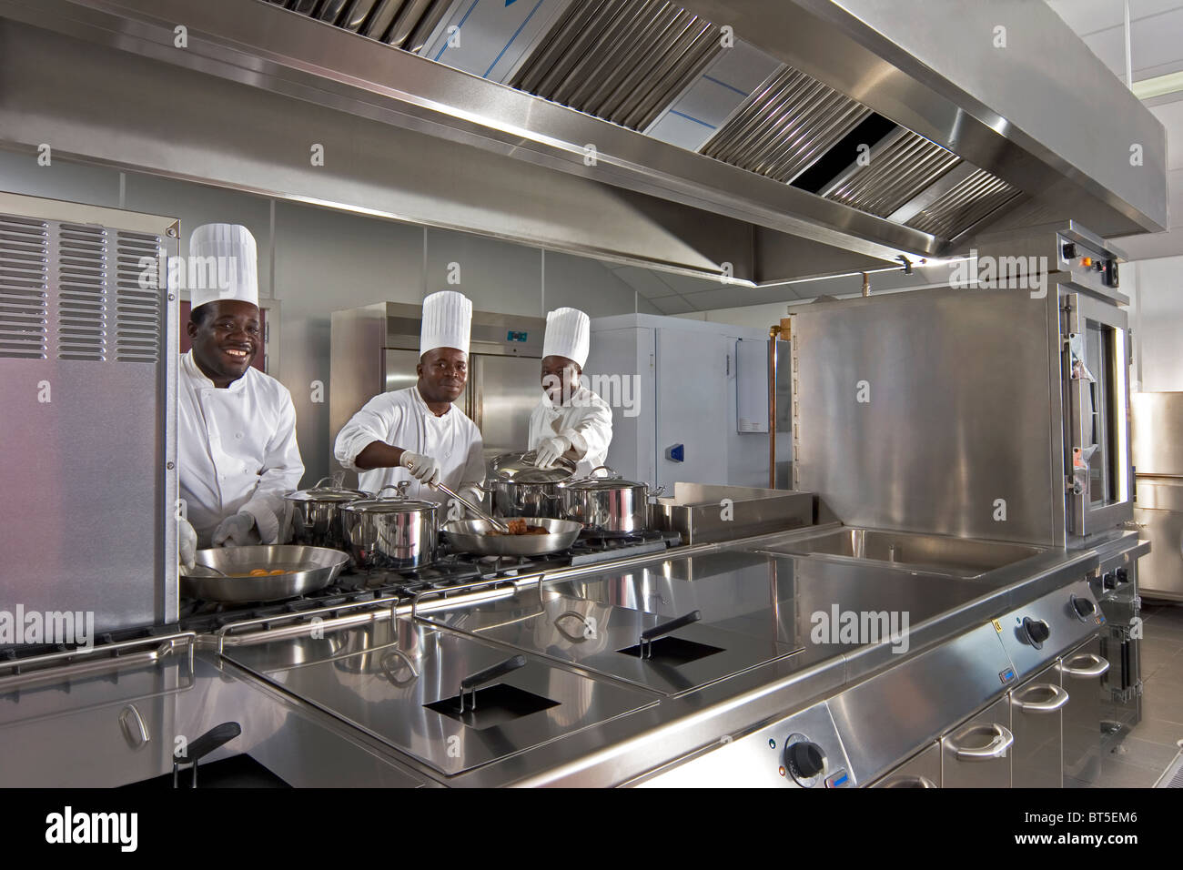 Luba Öl Freeport. Küche mit Köchen zubereiten und kochen in der Küche-Kantine Stockfoto