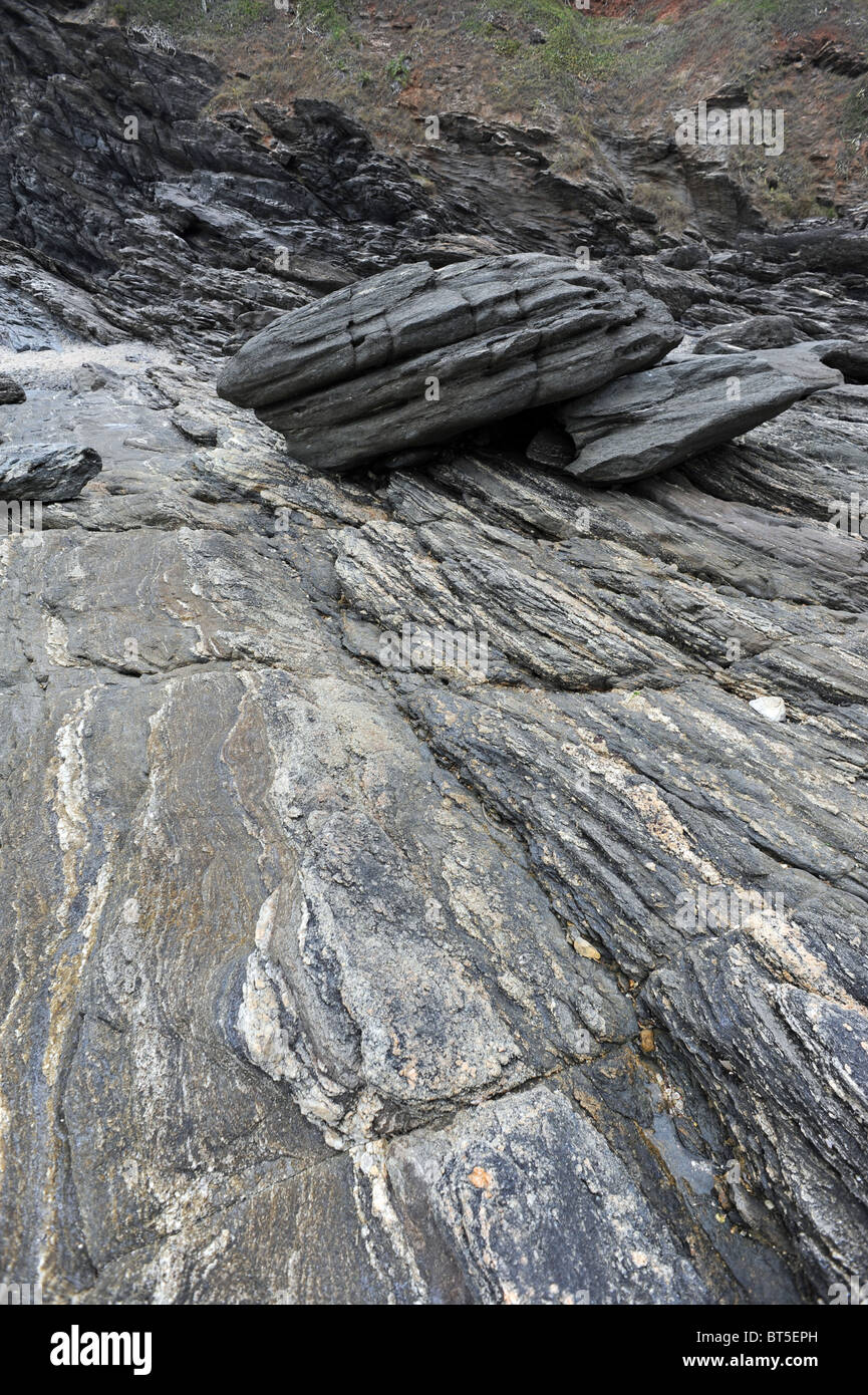 Schichten von Gestein und Mineralien am Strand in Buzios, auch bekannt als die brasilianischen Himalaya Stockfoto