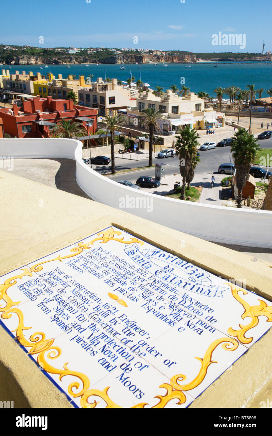 Eine Information melden bei Fort Santa Catarina, mit Blick auf den Fluss Arade, Praia da Rocha, Algarve, Portugal. Stockfoto
