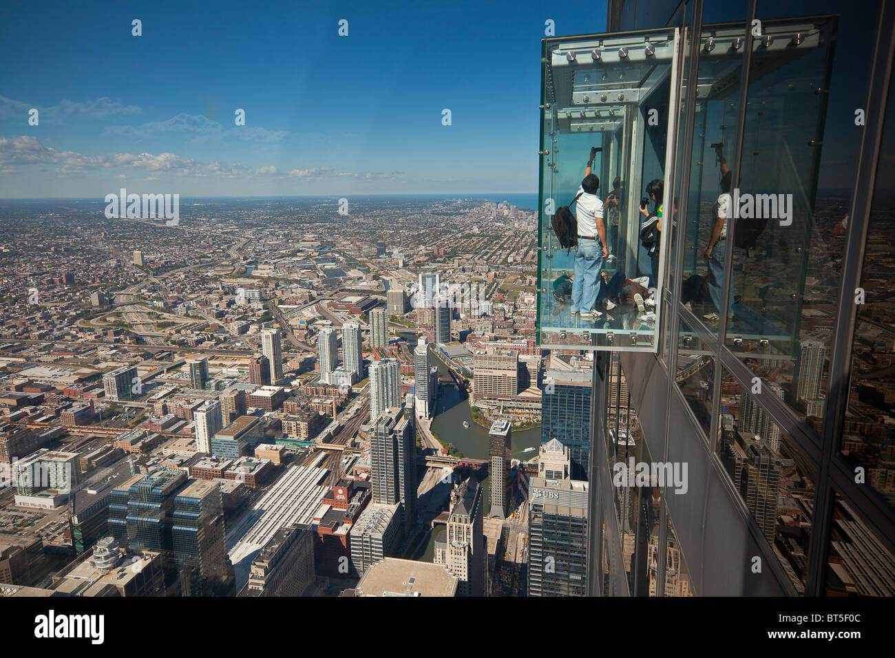 Touristen in Glas Balkon Skydeck Aussichtsplattform anzeigen Chicago skyline103rd Stockwerk des Willis Tower Sears Tower Stockfoto