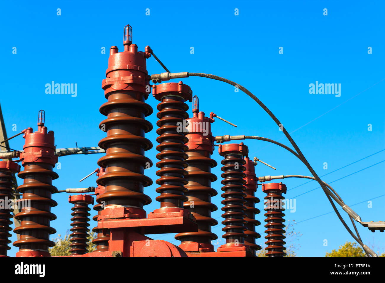 Hochspannungs-Leistungsschalter in einem Umspannwerk Stockfoto