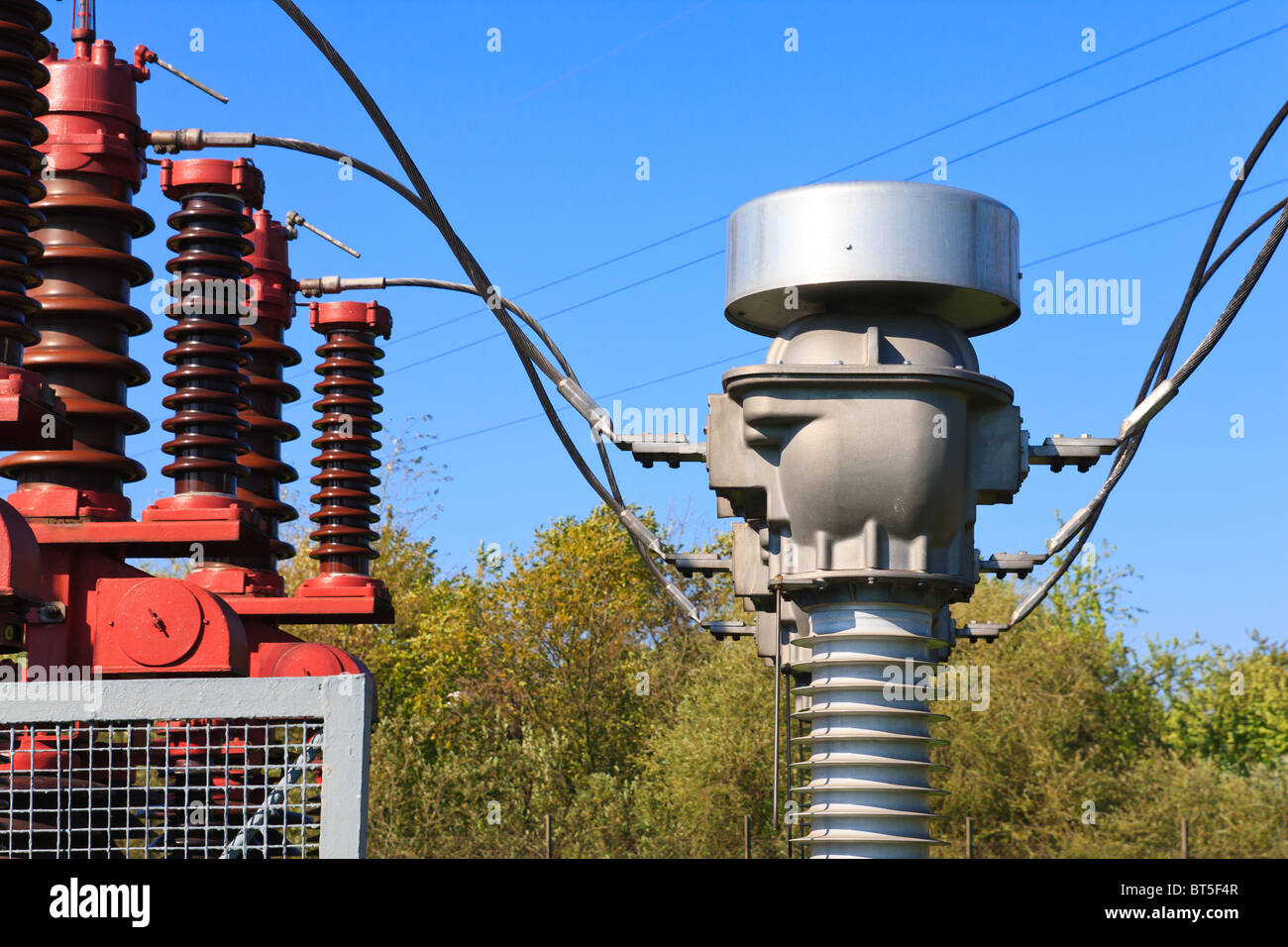 Hochspannung Stromwandler in einem Umspannwerk Stockfoto