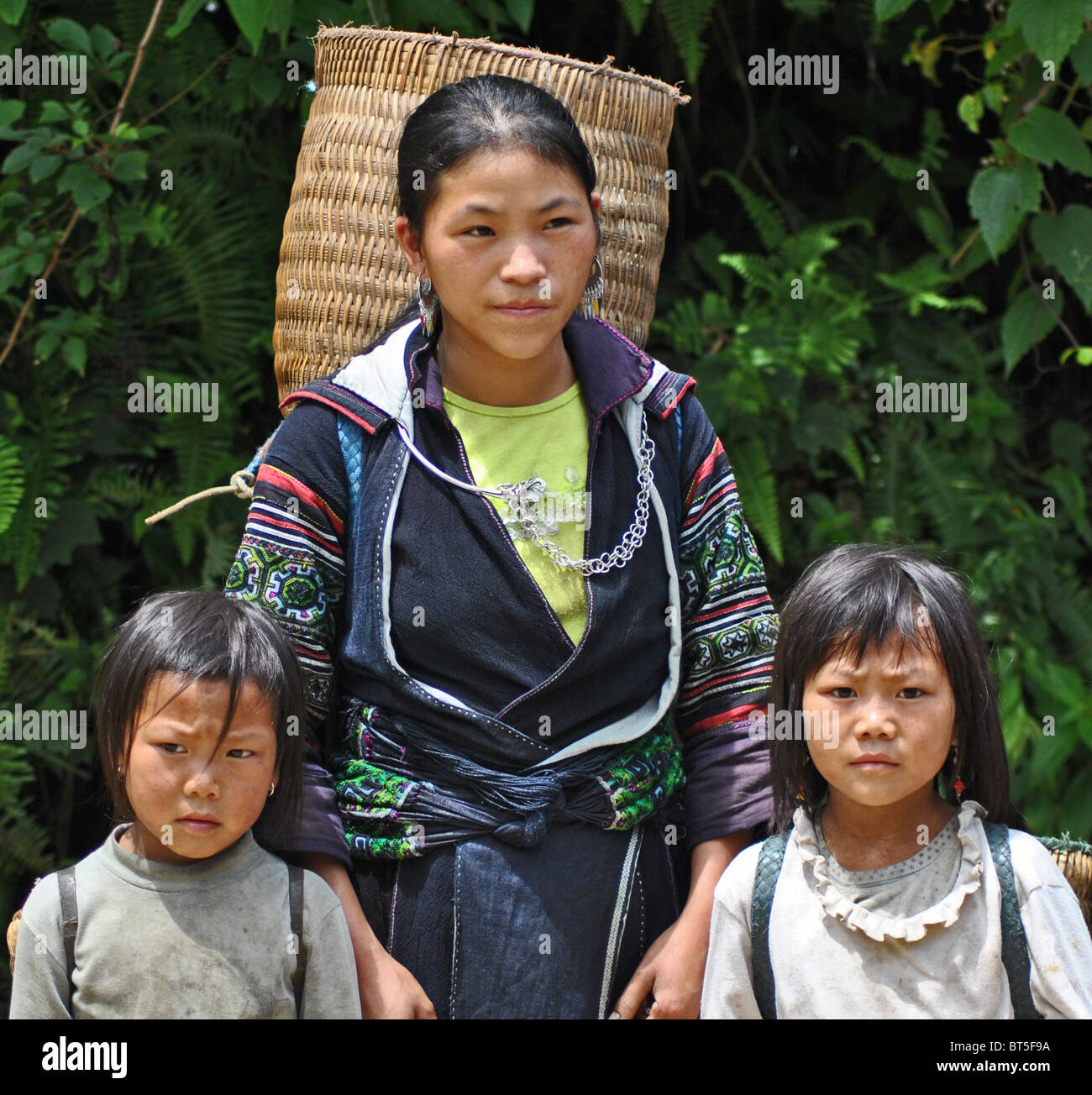 Ethnische Schwarz Dao-Mädchen in der Nähe von Sapa, Vietnam Stockfoto