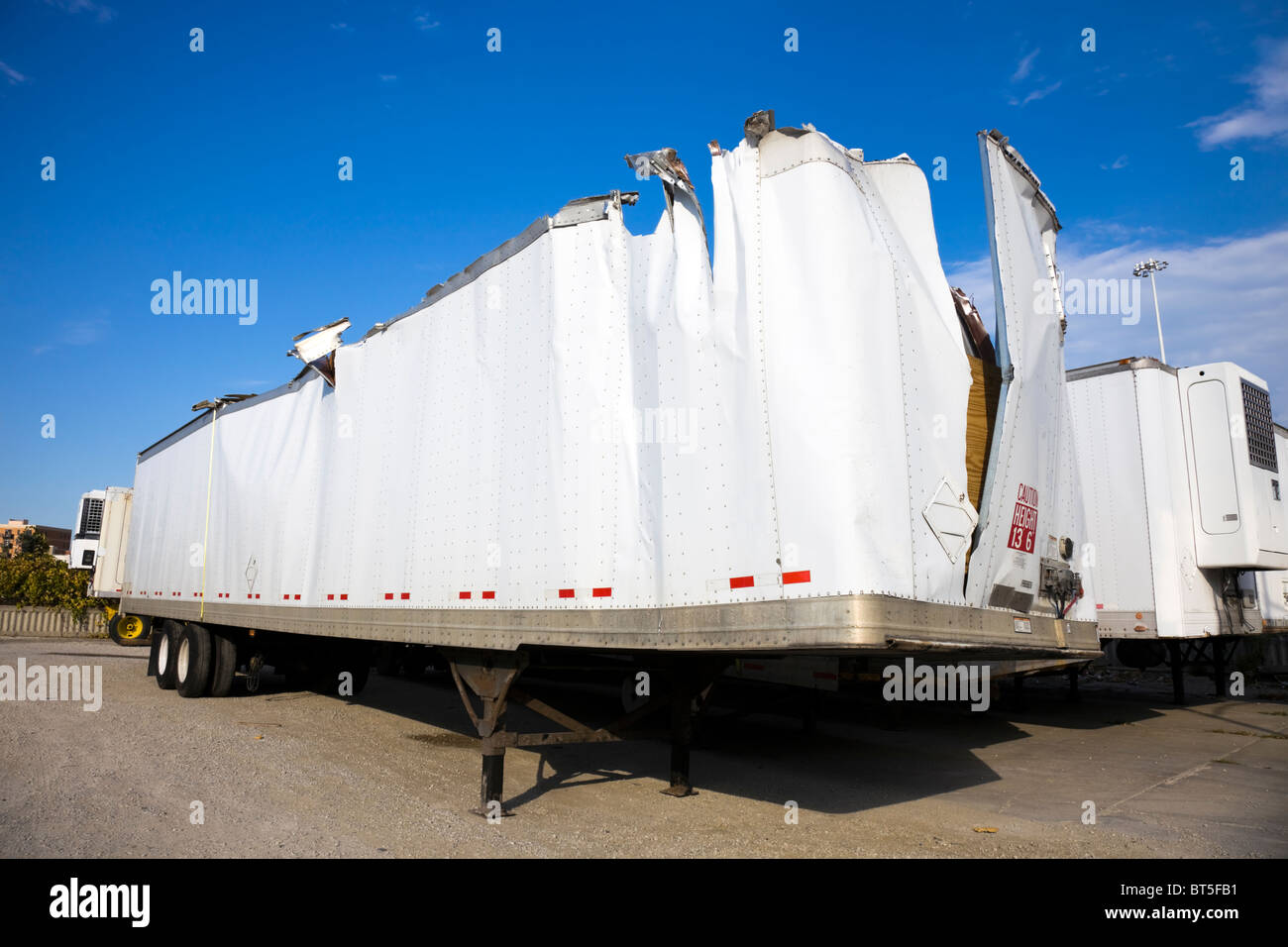 Weißer Anhänger nach Unfall gegen blauen Himmel. Stockfoto Weißer Anhänger nach Unfall gegen blauen Himmel. Stockfoto