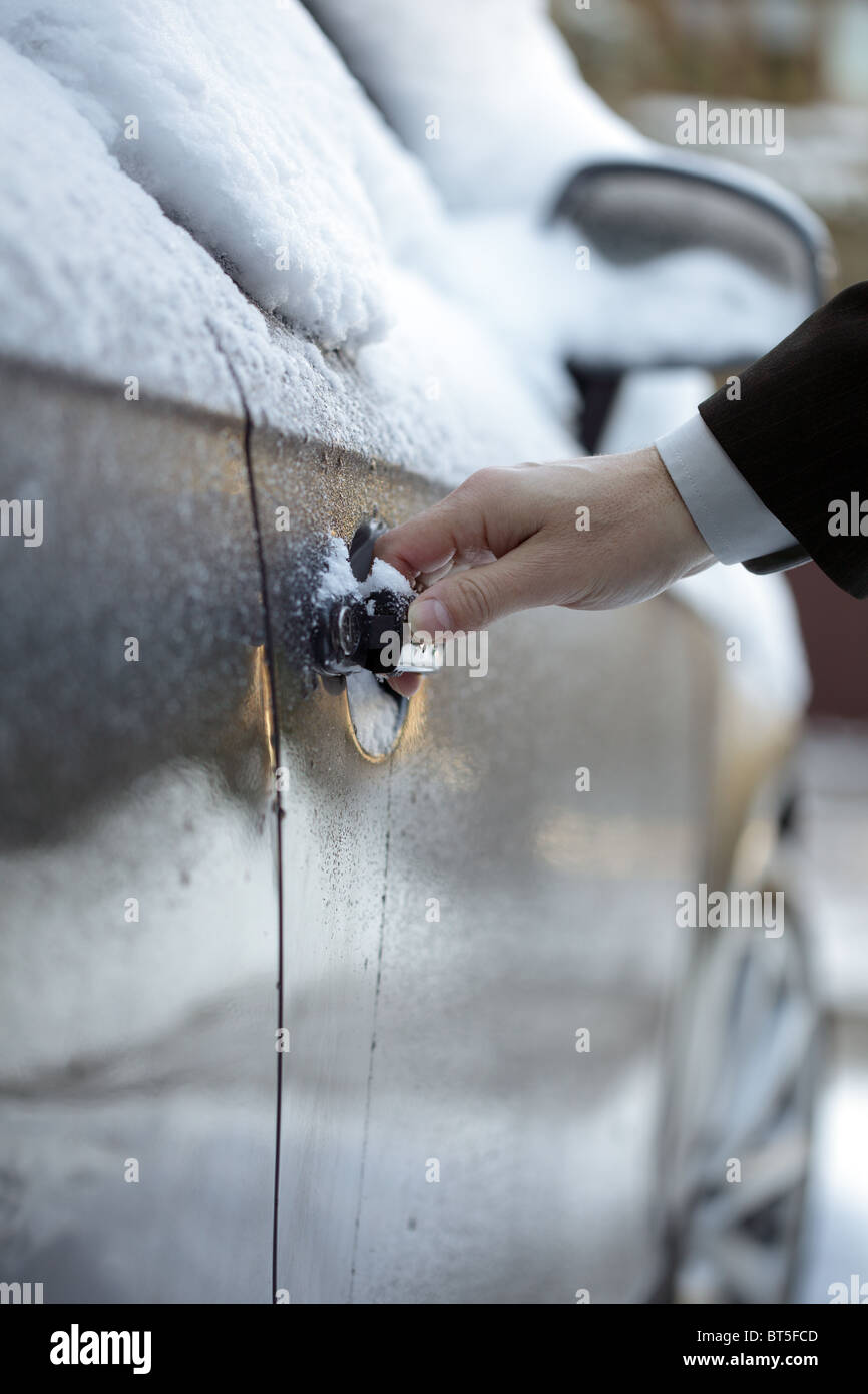 Entsperren einer gefrorenen Autotür Stockfoto
